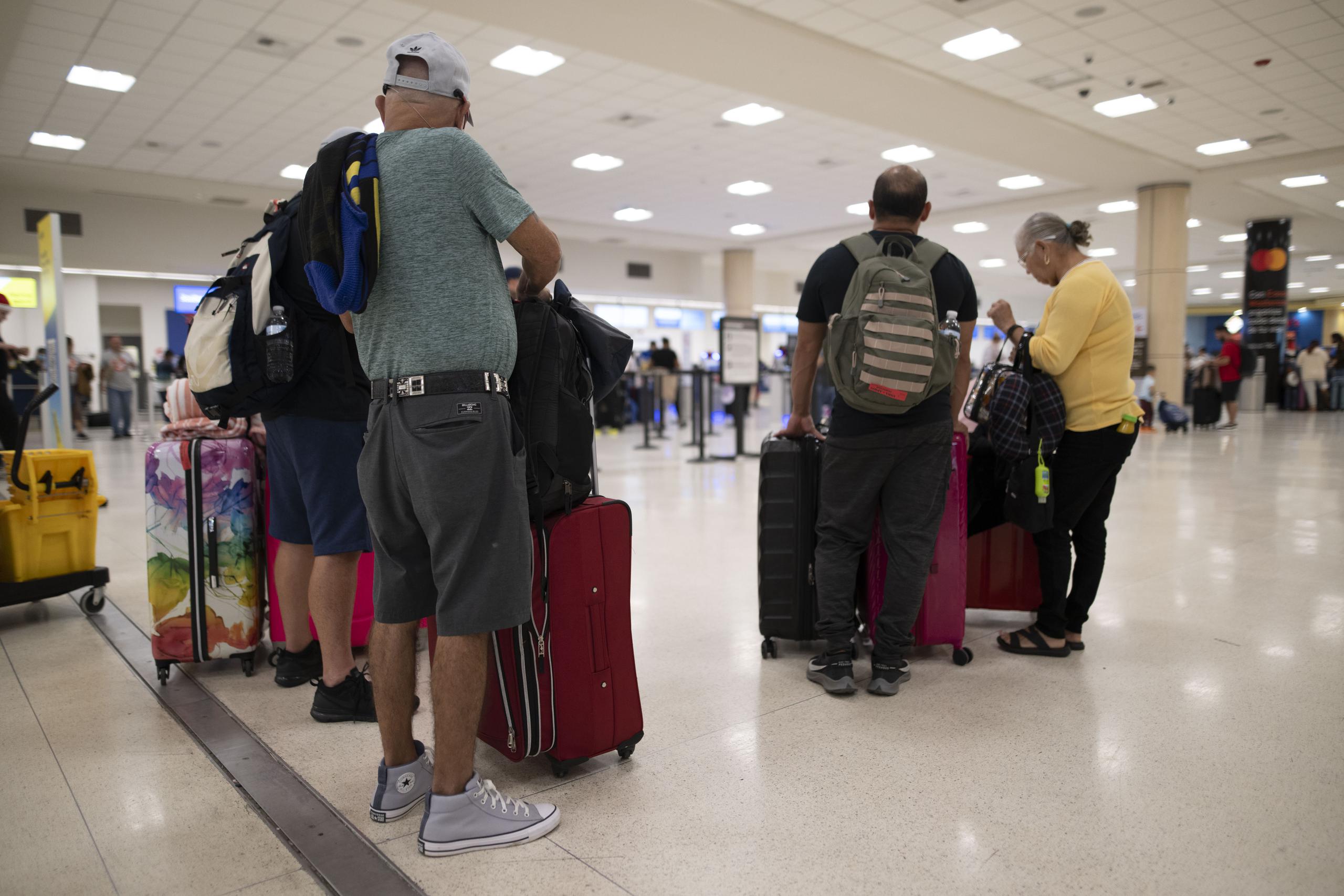 Unos 12 viajes que iban a salir del aeropuerto internacional Luis Muñoz Marín han sido cancelados, mientras otros cinco enfrentan retrasos, señala un informe de operaciones irregulares.