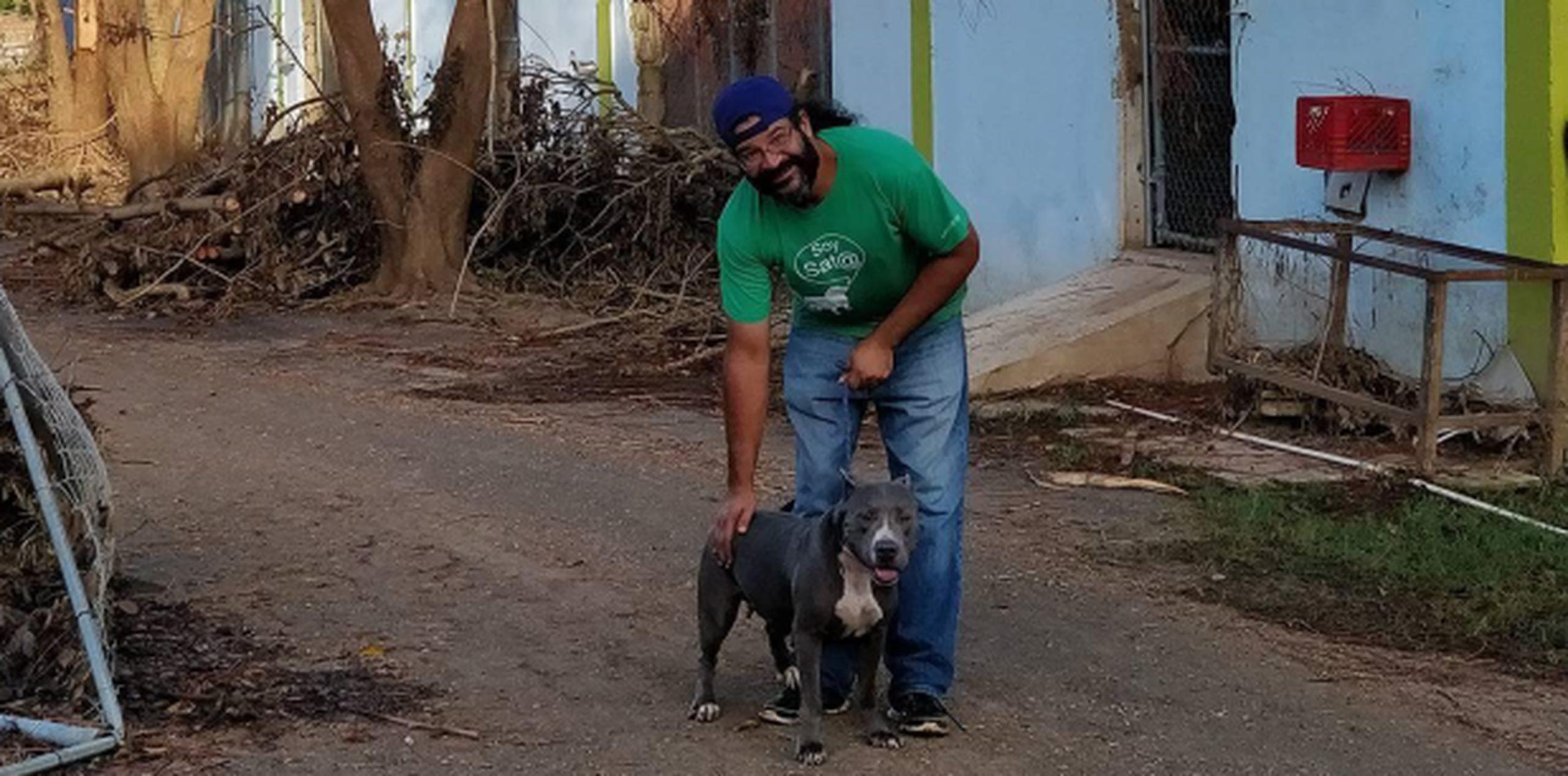 Un voluntario del santuario ubicado en Cabo Rojo atiende a uno de los animales que partiría a Estados Unidos. (Suministrada)