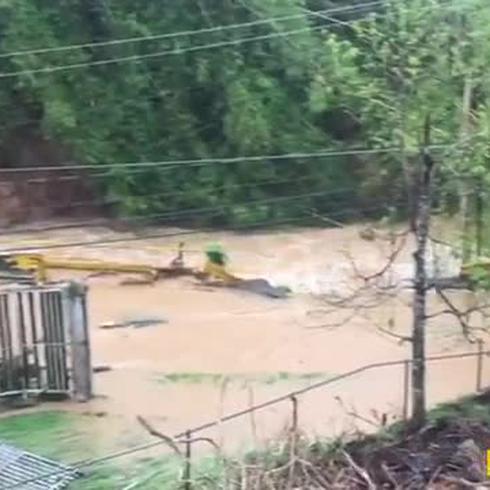 Puente inundado impide paso a colegio  en San Juan