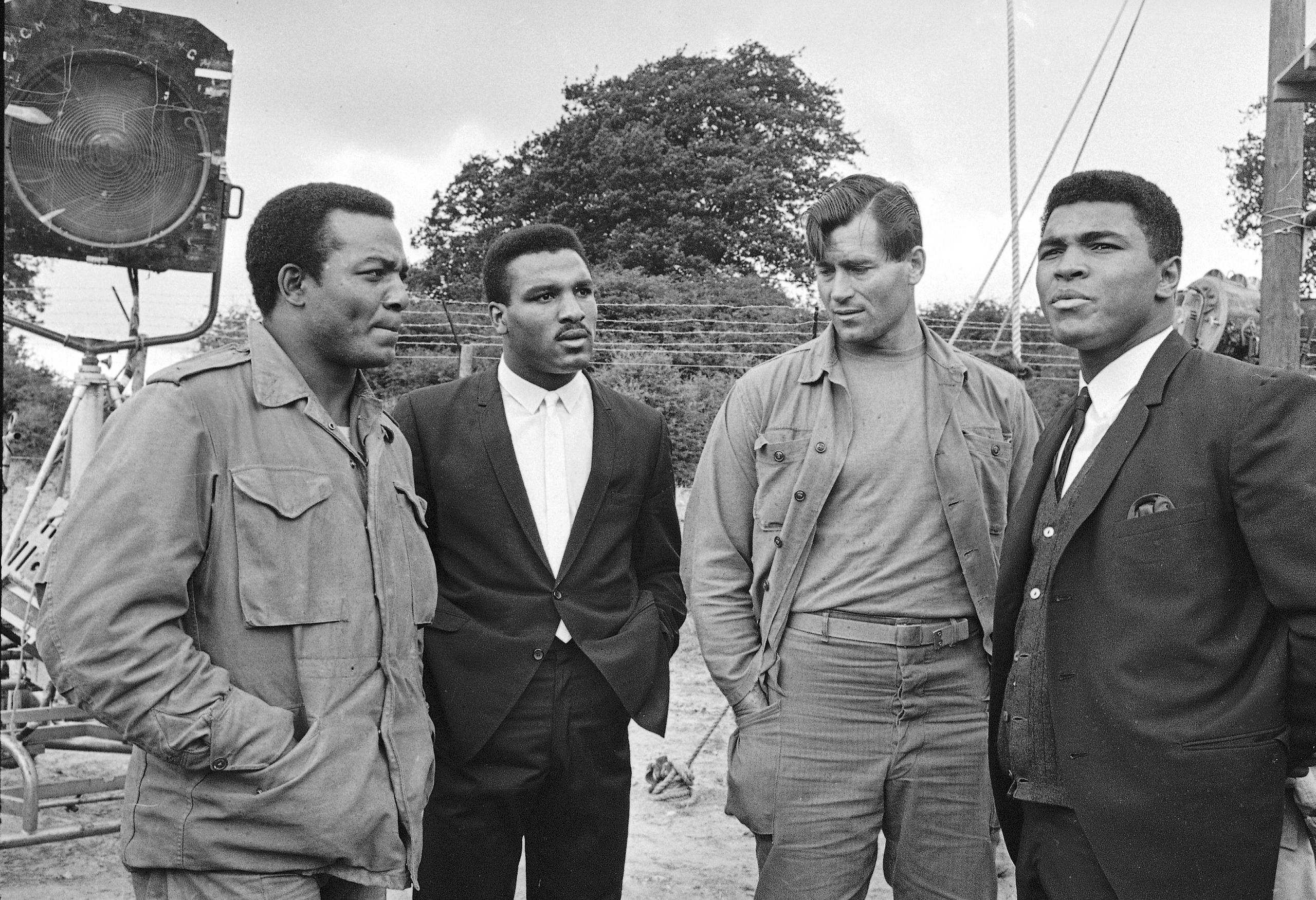 Jim Brown (centro izquierda) junto a Muhammad Ali (derecha), Rahaman Ali (izquierda) y Clint Walker (centro derecha) en Morkyate, Bedfordshire, Inglaterra.