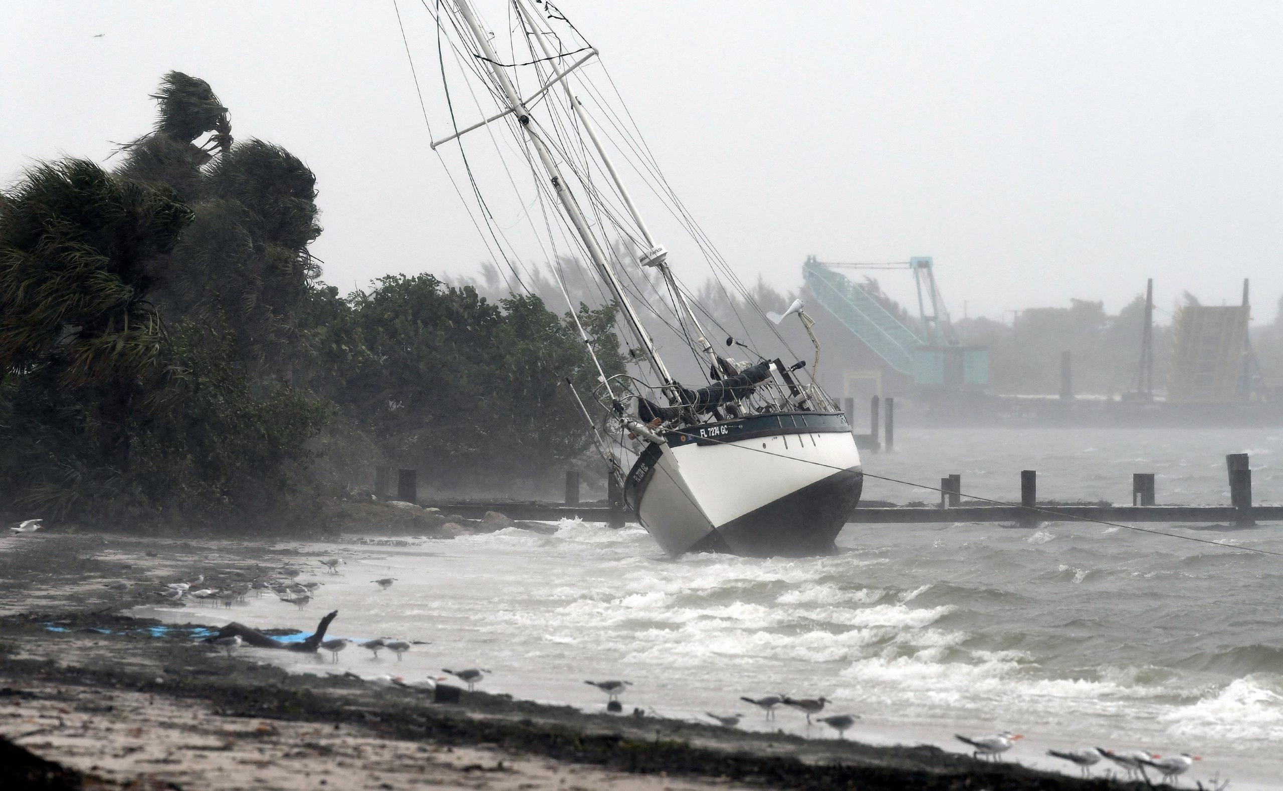 Vista de un velero que fue llevado a la costa después de perder su amarre por los fuertes vientos en Fort Pierce, Florida.