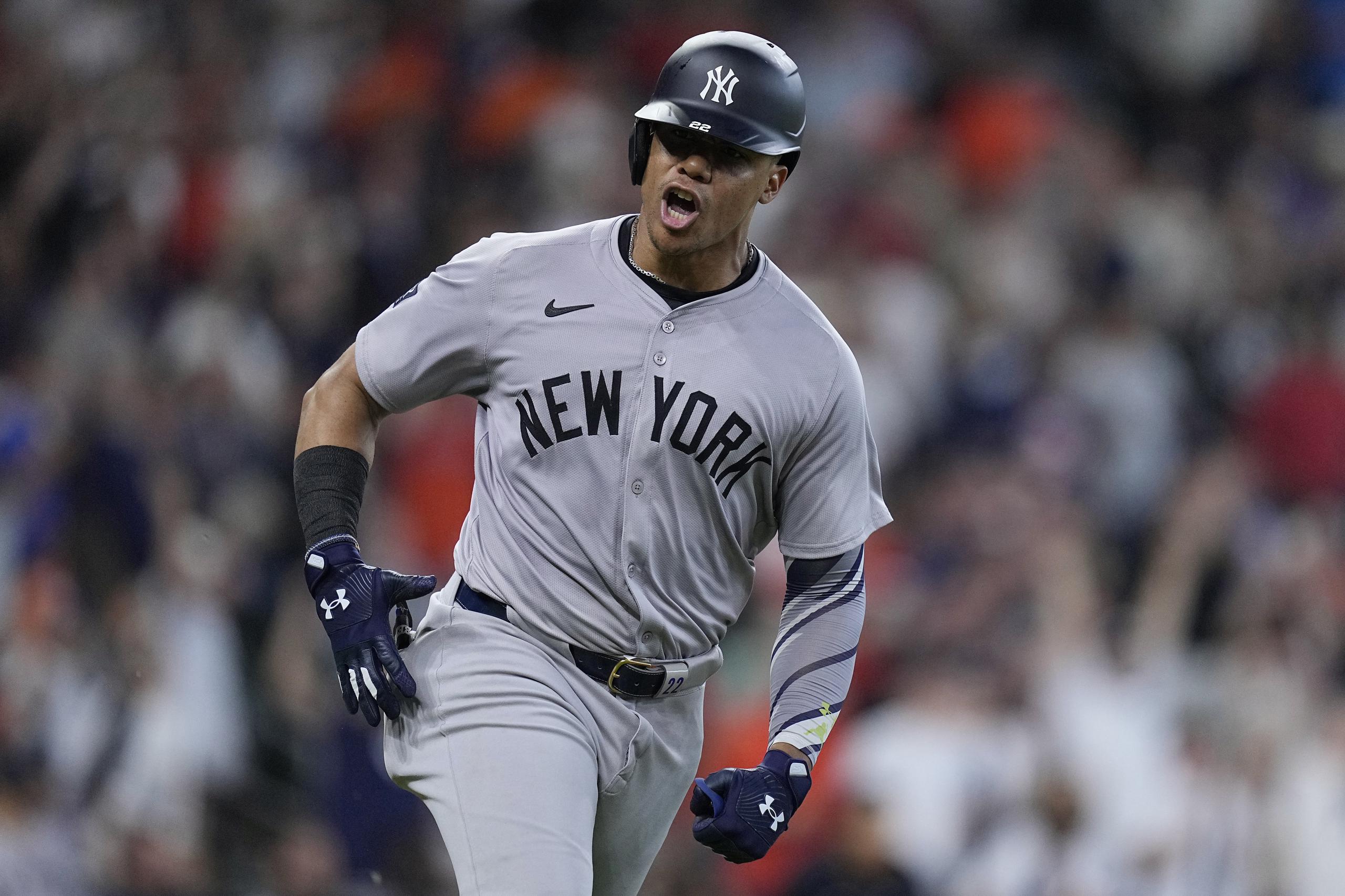 El dominicano Juan Soto de los Yankees de Nueva York celebra luego de conectar un imparable productivo en la novena entrada del juego de béisbol ante los Astros de Houston.