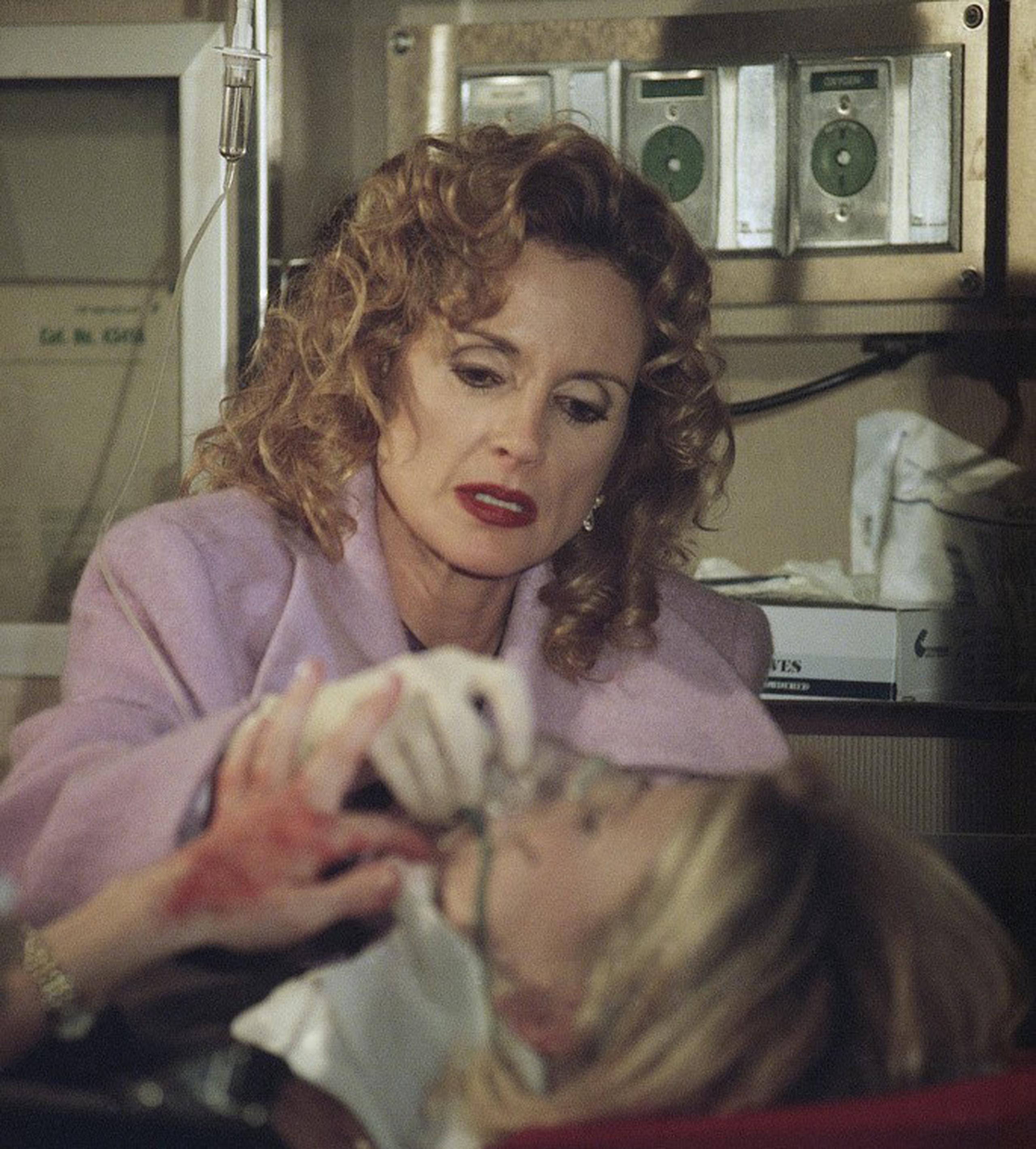 Jacklyn Zeman, quien interpreta a la enfermera Bobbie Spencer en "General Hospital" de ABC, atiende a un paciente en una ambulancia durante la grabación del primer especial en horario estelar de 'GH' en Los Ángeles, el 20 de noviembre de 1996.