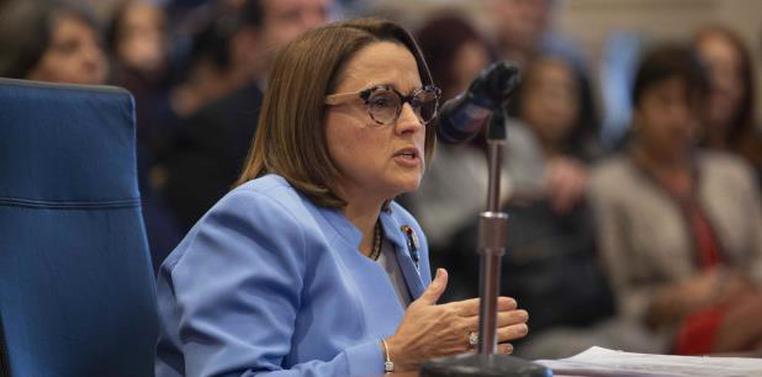 Quiñones Longo  fue fiscal federal, tiene un juris doctor de la Escuela de Derecho de la Universidad de Georgetown, en Washington, y laboró con los ex secretarios de Justicia, José Fuentes Agostini y Ángel Rotger Sabat. (teresa.canino@gfrmedia.com)