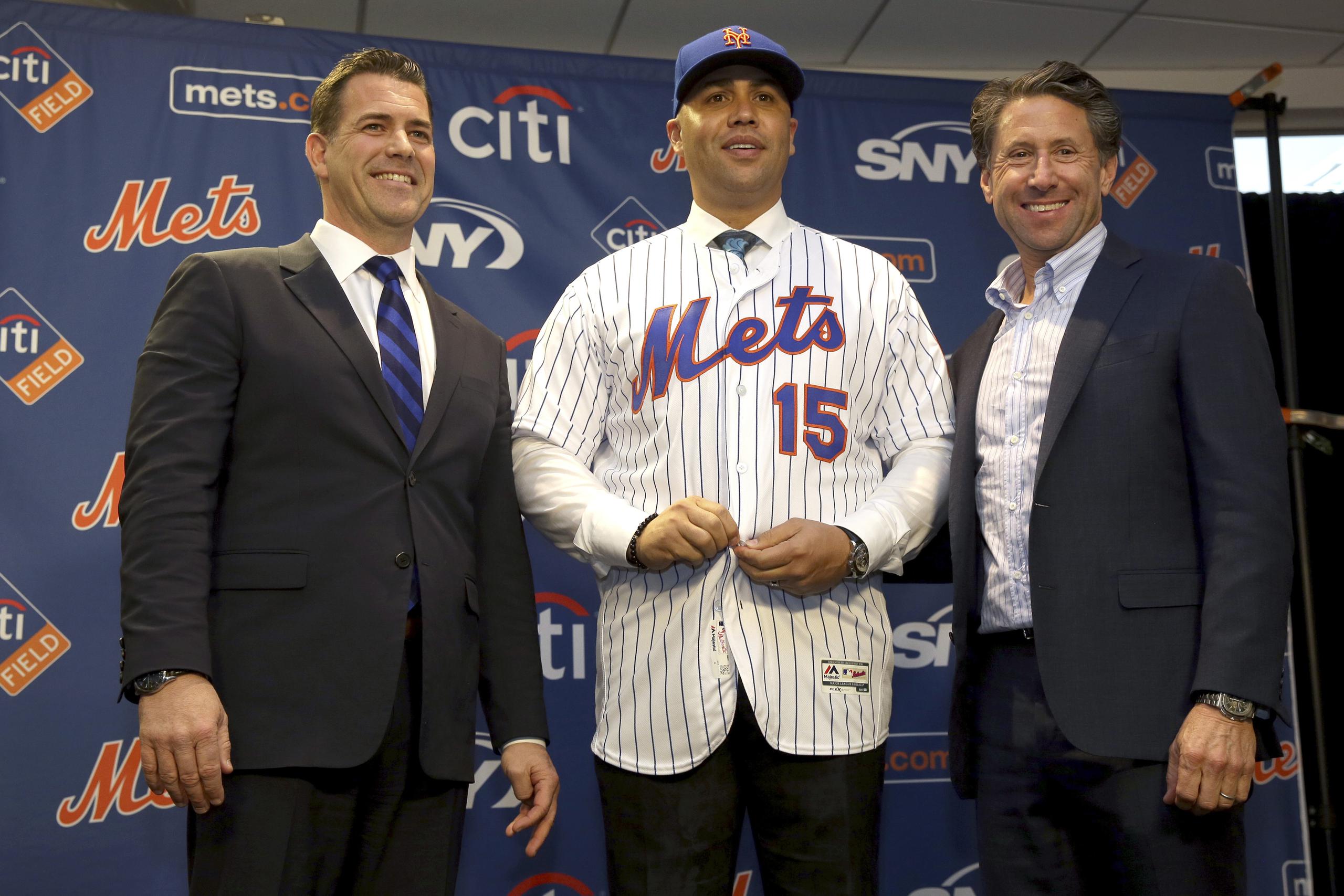 Carlos Beltrán fue designado como dirigente de los Mets de Nueva York en noviembre de 2019, pero salió de la posición sin haber dirigido un solo juego debido al escándalo por el robo de señales en los Astros, evento por el cual no fue sancionado.