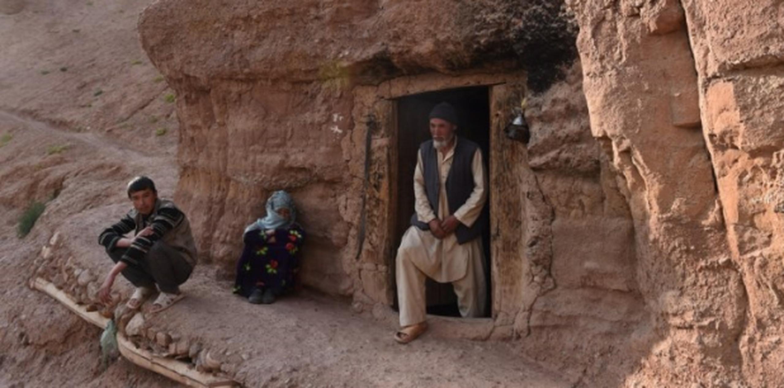 El talibán destruyó lugares históricos de Afganistán, que hoy día han sido convertidos en cuevas donde residen empobrecidos ciudadanos de ese país. (AFP)