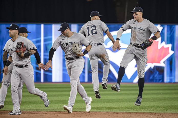 Los Yankees de Nueva York celebran el triunfo del viernes sobre los Blue Jays de Toronto, su decimoquinto en 16 encuentros.