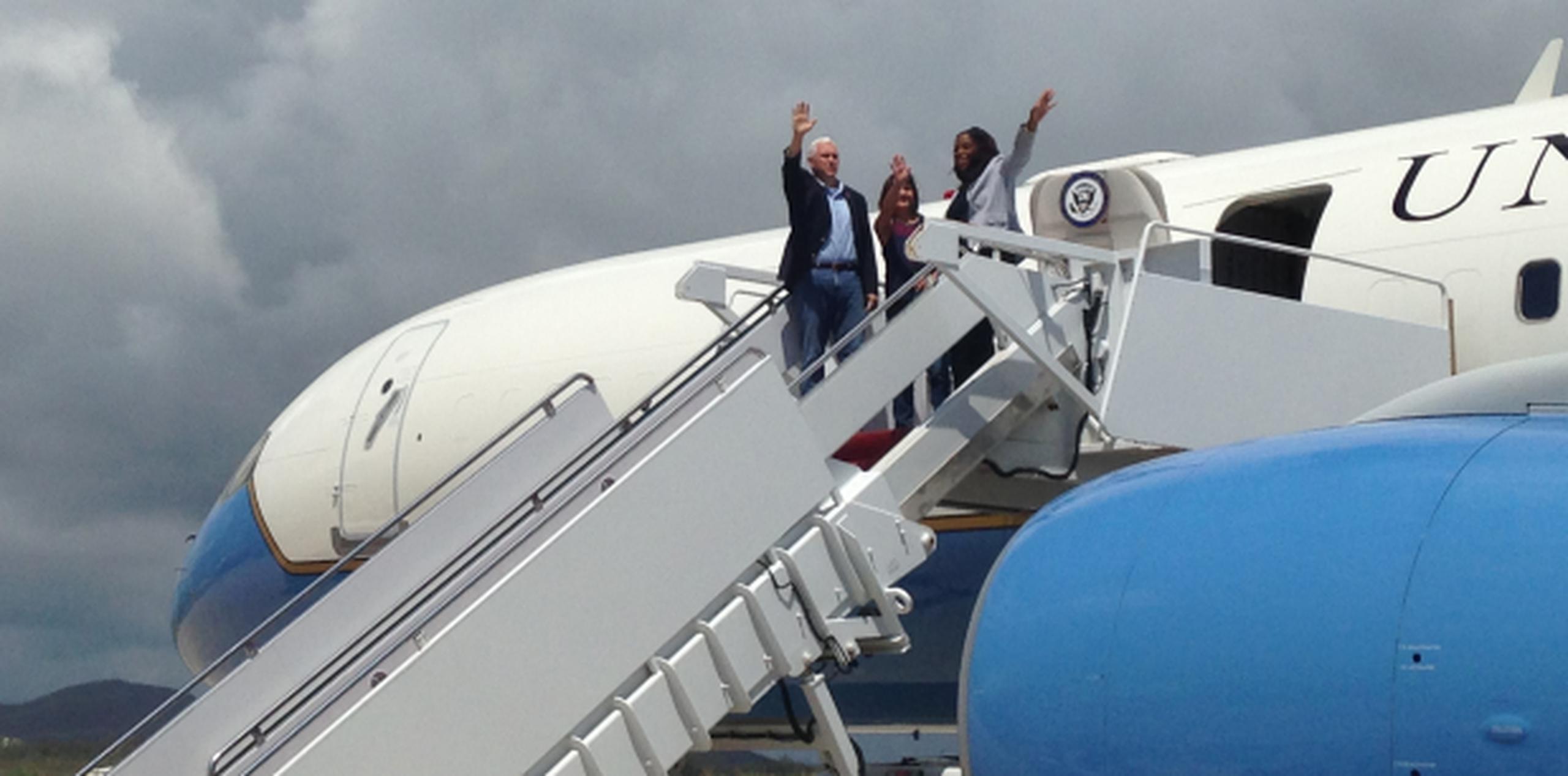 Antes de venir a Puerto Rico, el vicepresidente Mike Pence hizo una parada en las Islas Vírgenes. (AP/Ken Thomas)
