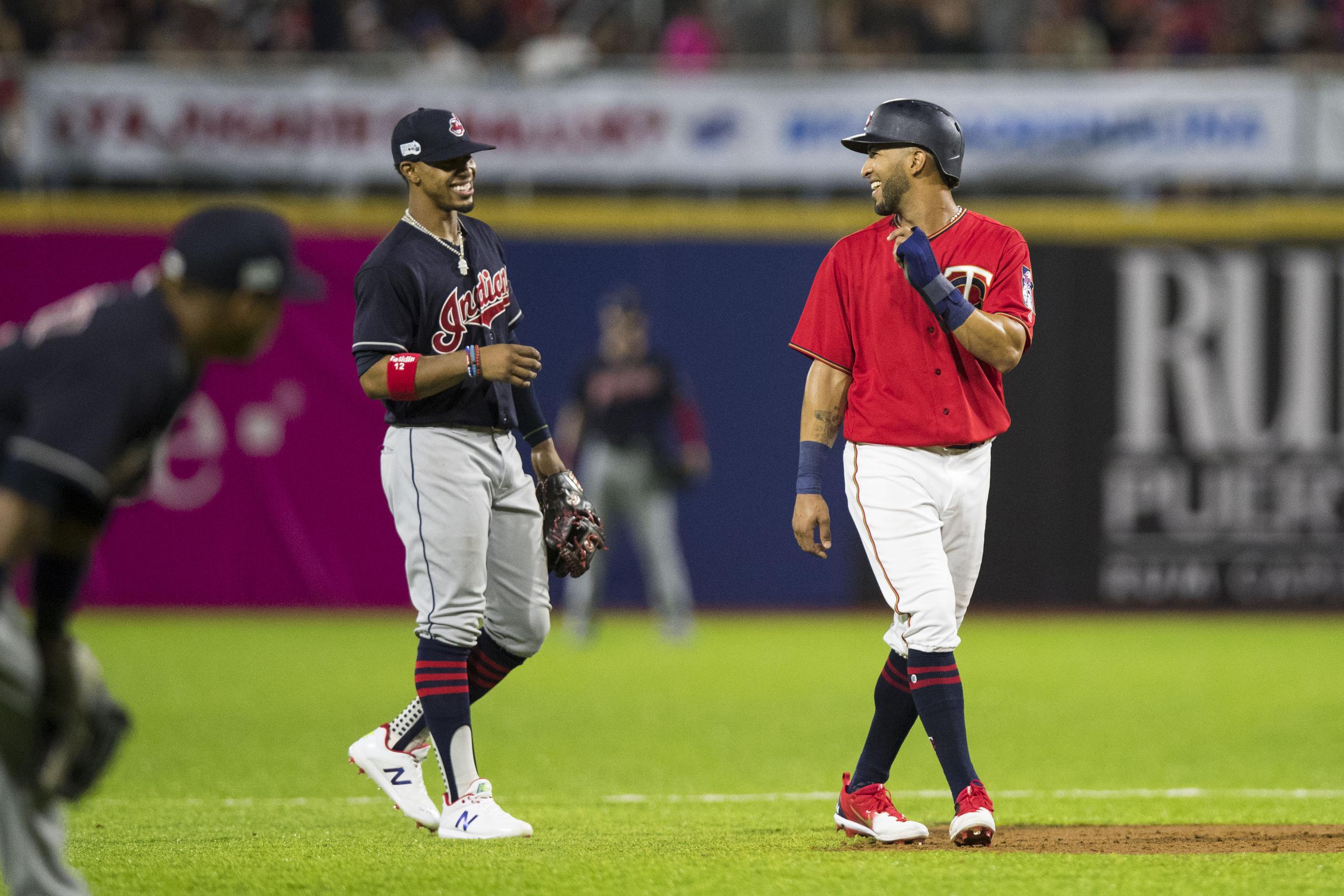 Francisco Lindor (izquierda) y Eddie Rosario enfrentados en la serie entre los Indians y Twins en Puerto Rico en 2018.
