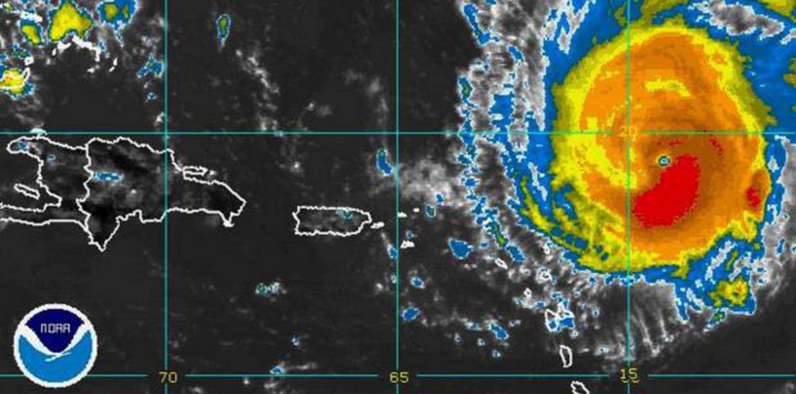 Imagen de un radar de la Administración Nacional Oceánica y Atmosférica en el que se observa a un huracán acercándose a Puerto Rico. (Archivo)