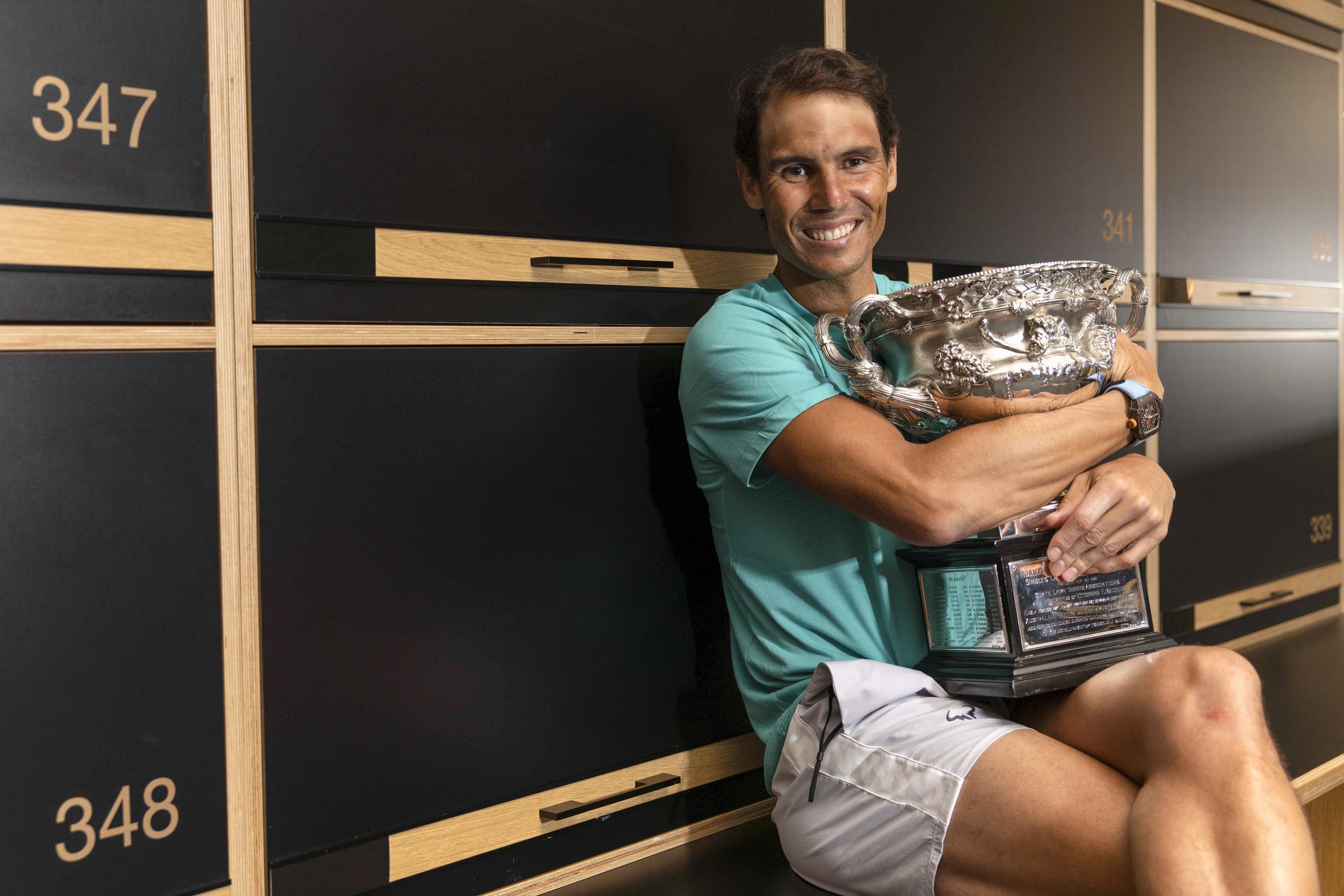 En esta foto proporcionada por los organizadores, Rafael Nadal posa con el trofeo de campeón del Abierto de Australia.