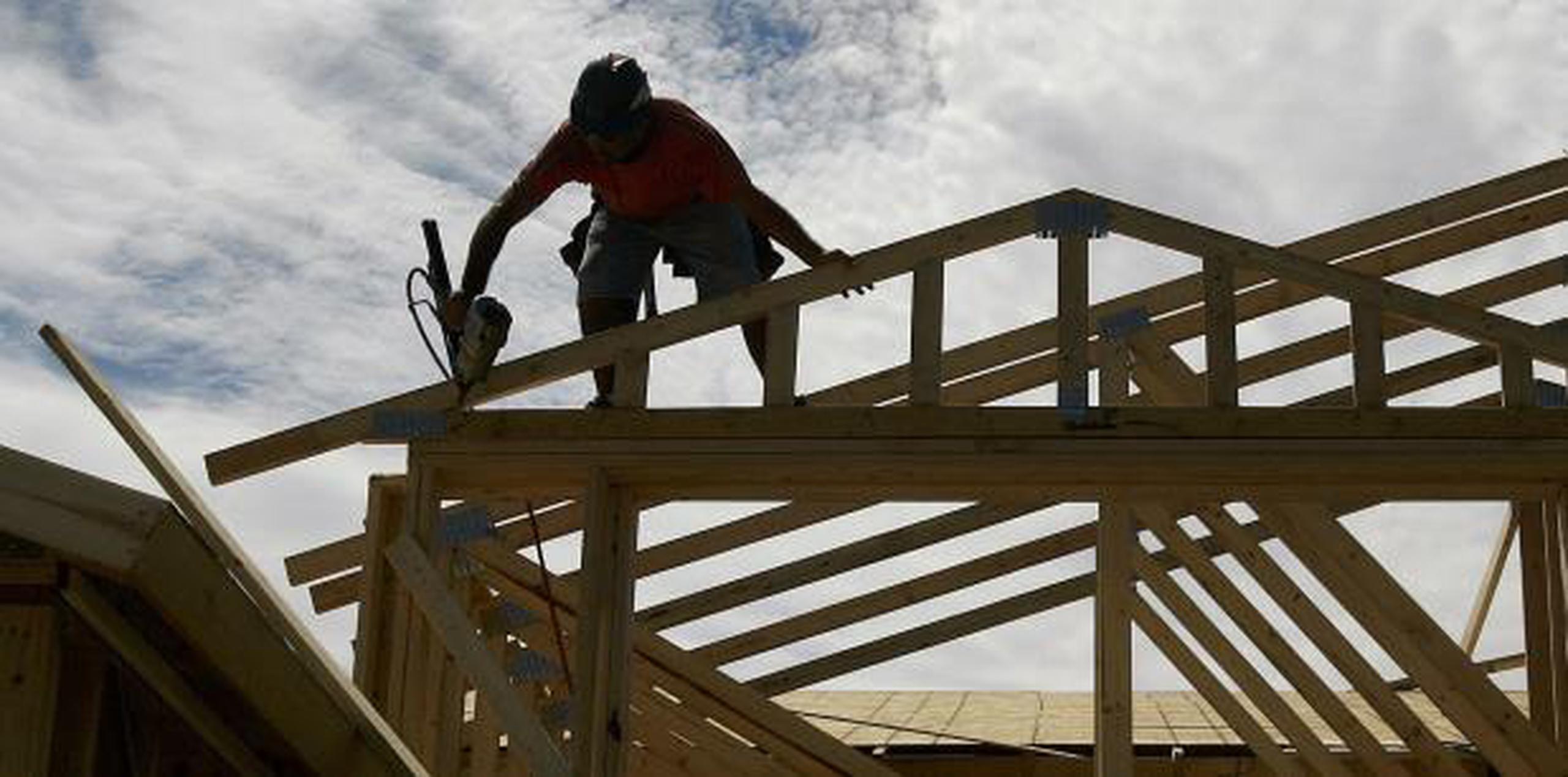Gracias a la aprobación reciente de una ley, los obreros de construcción que trabajen en proyectos del gobierno tendrán un salario mínimo asegurado de $15 la hora. (archivo)

