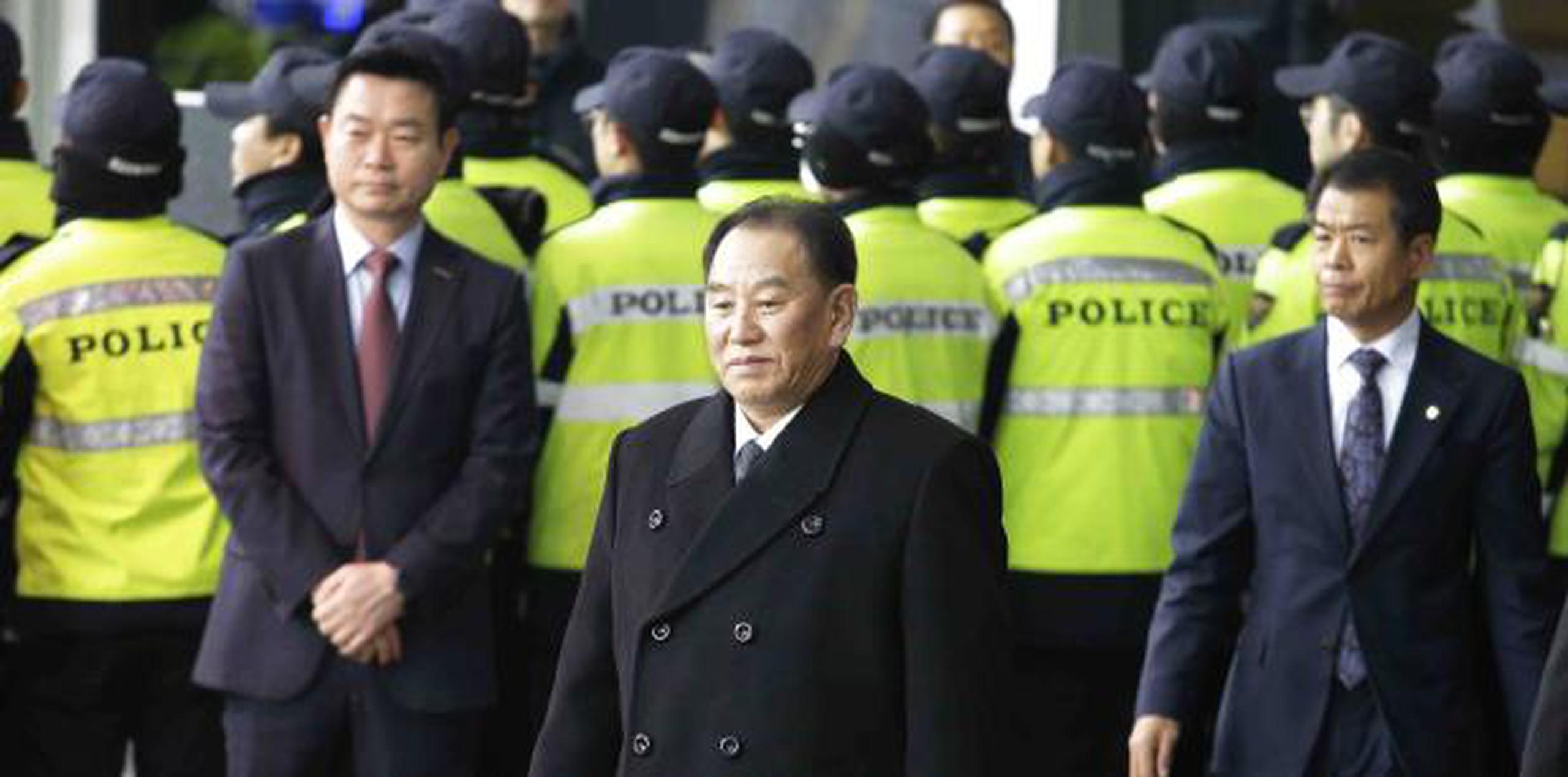 Kim Yong Chol -en el centro de la foto- es un exjefe de la inteligencia militar norcoreana que ahora funge como vicepresidente del comité del partido gobernante encargado de las relaciones intercoreanas. (AP)