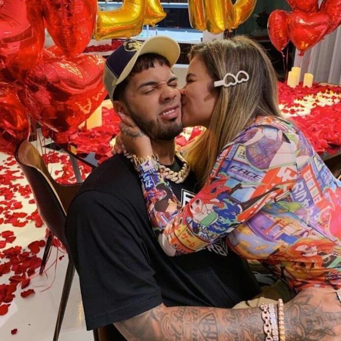 Anuel AA se pone romántico y detallista en el primer aniversario con