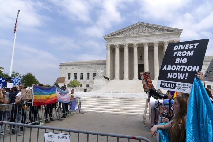 Manifestantes en contra y a favor del aborto protestan frente al Tribunal Supremo de los Estados Unidos en Washington, D.C., el 3 de mayo de 2022.