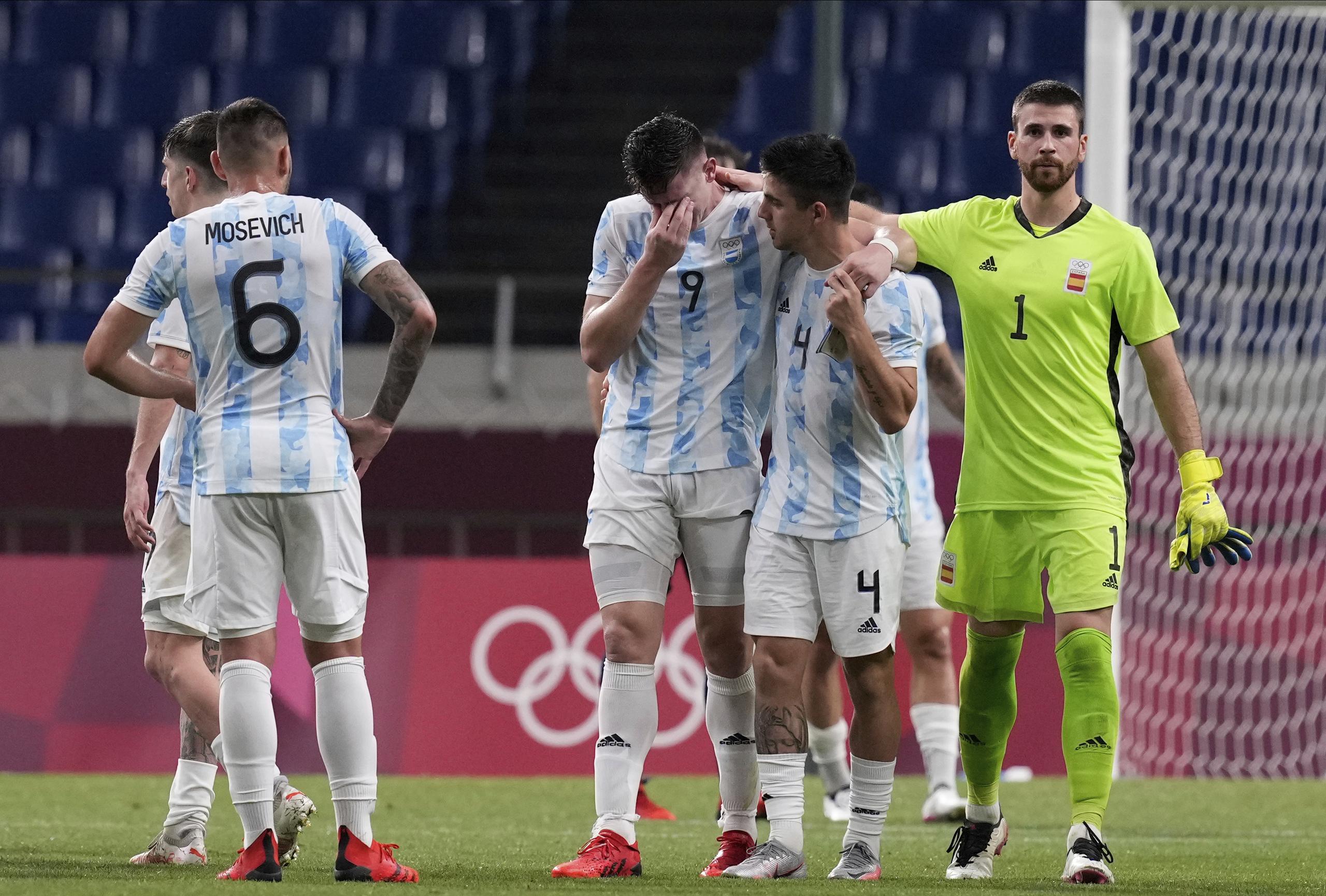 Los jugadores de Argentina tras ser eliminados del fútbol de los Juegos Olímpicos de Tokio.