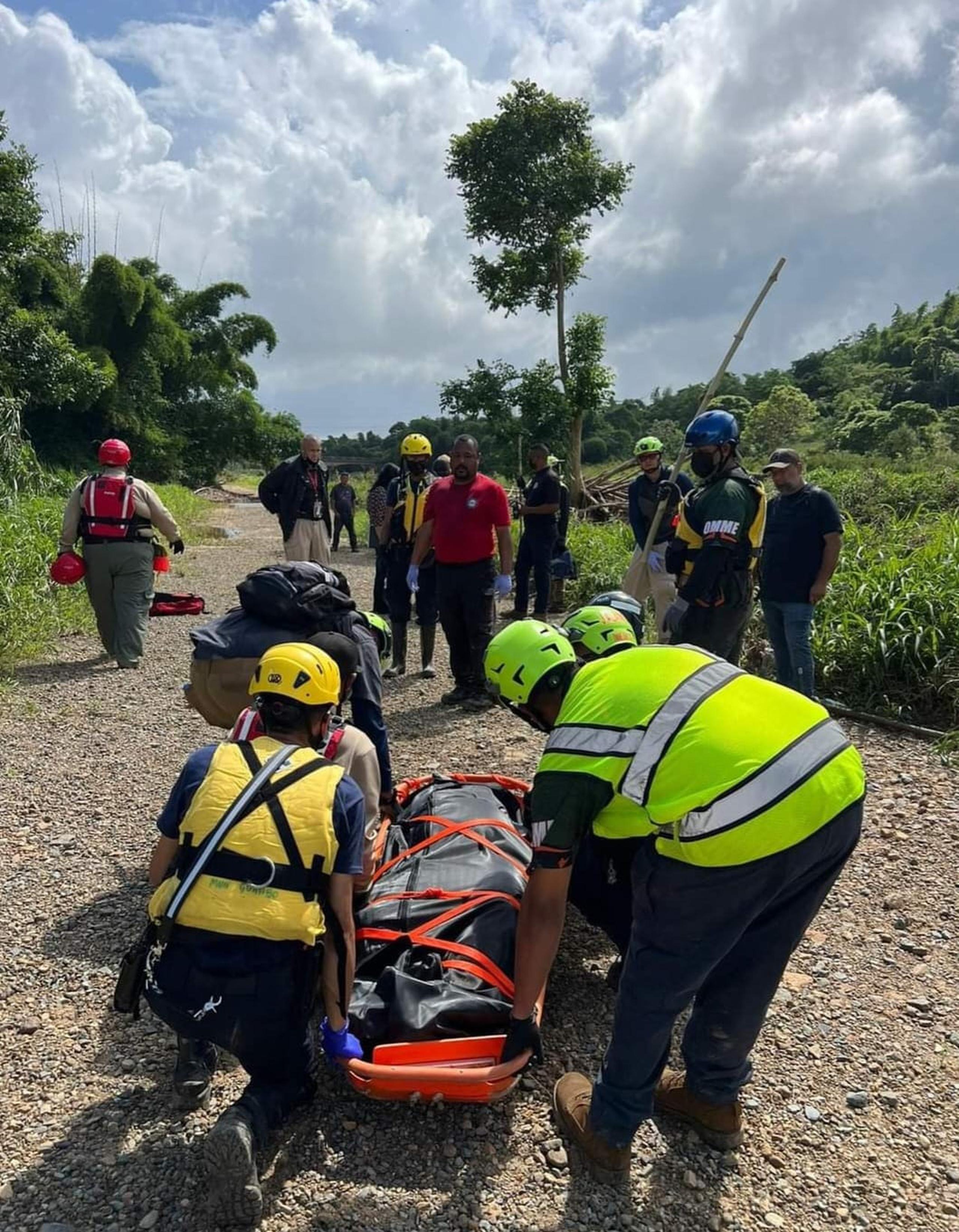Momento en que grupos de rescate recuperaron el cuerpo de Leila Sierra Rohena a seis días de haber sido arrastrada por un golpe de agua mientras transitaba en su automóvil. (Captura de Facebook)