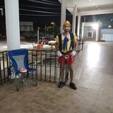 Hombre vestido de Pinocho se encadena en oficinas de Asume en Hato Rey 