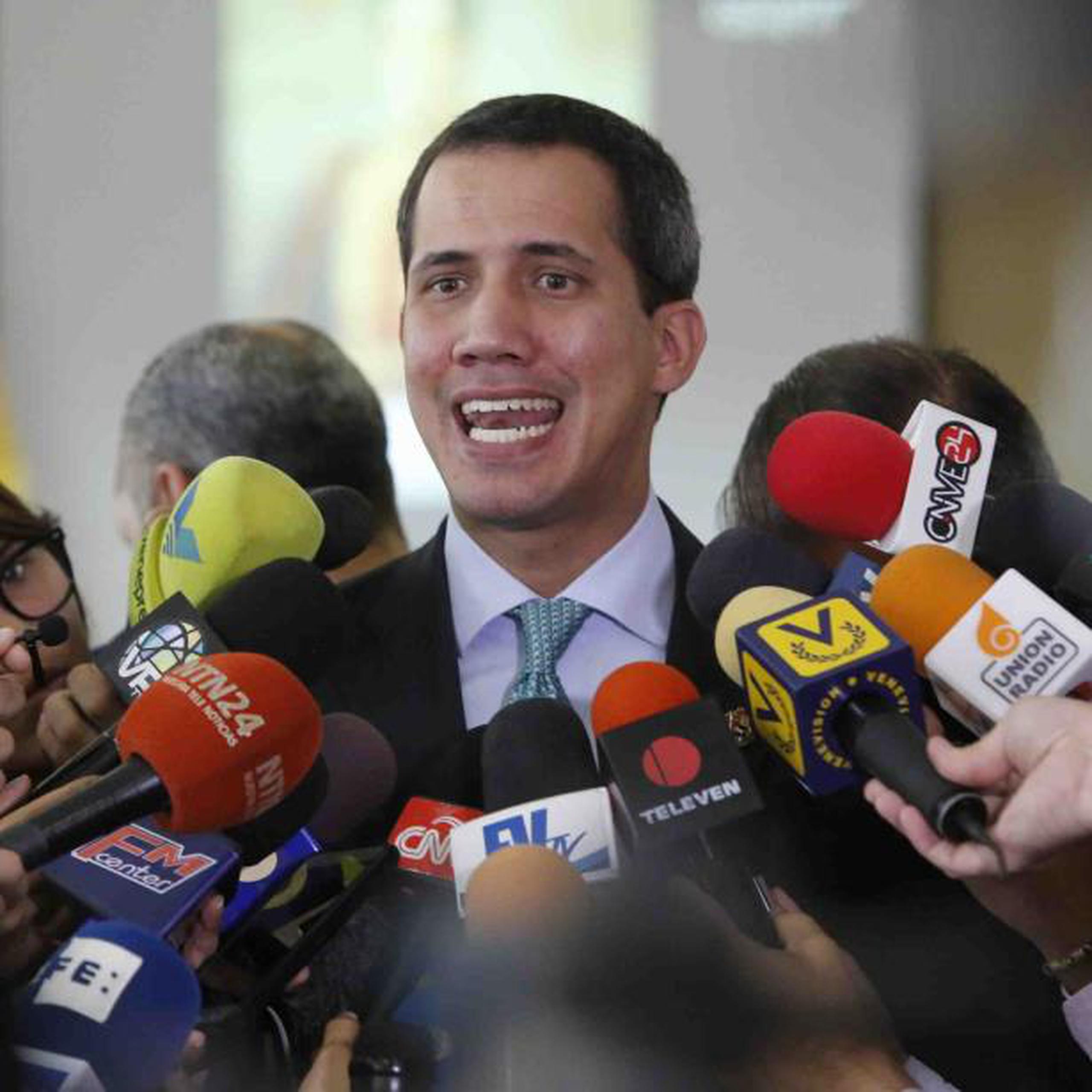 Guaidó dijo que durante la travesía que realizó de Venezuela a Colombia, para acudir al concierto benéfico que se realizó el 22 de febrero en Cúcuta, se tomó muchas fotos y sostuvo que era “difícil discriminar quién pide una foto”. (AP)