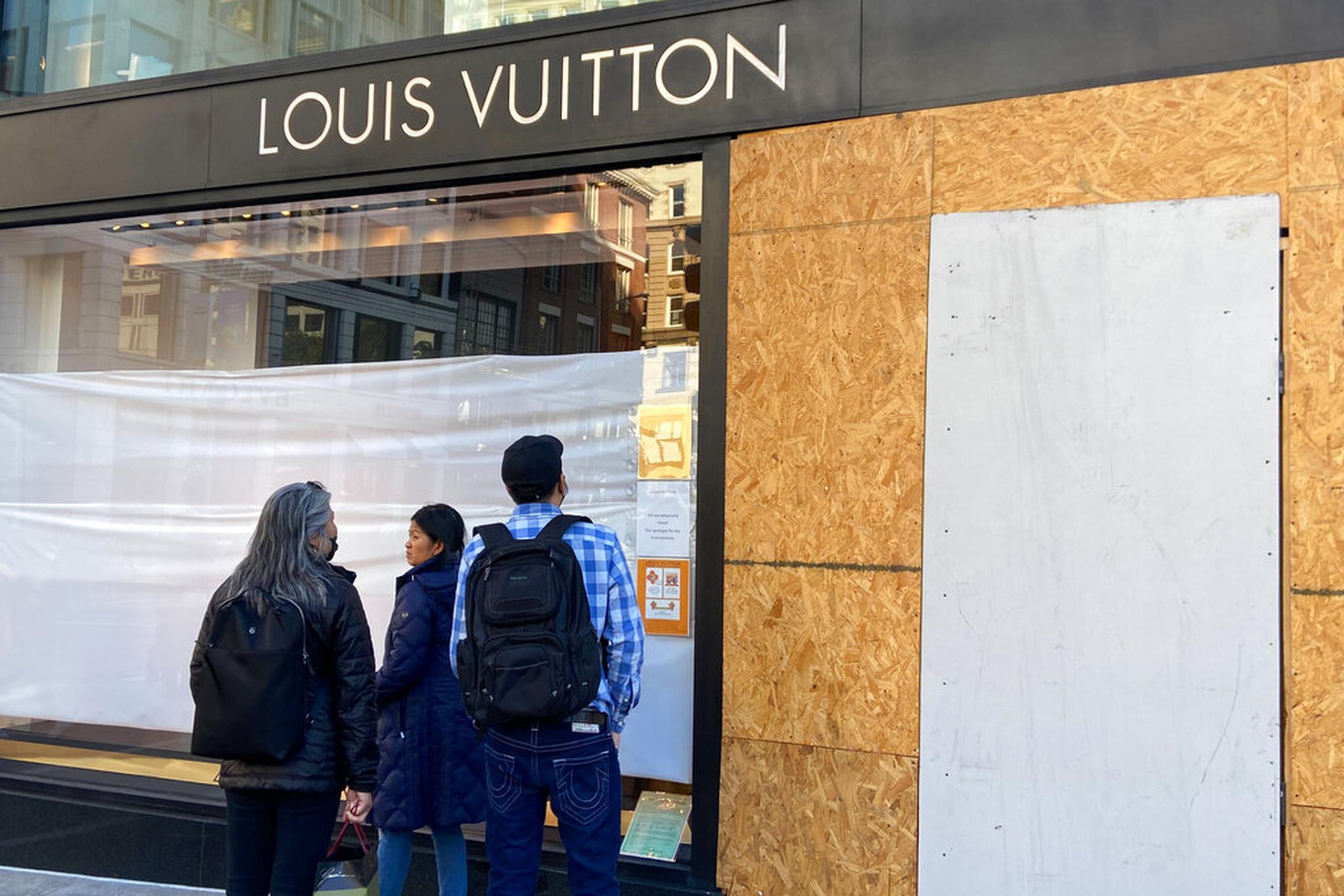 Daños en una tienda de Louis Vuitton que ubica en Union Square, San Francisco, el 21 de noviembre de 2021.