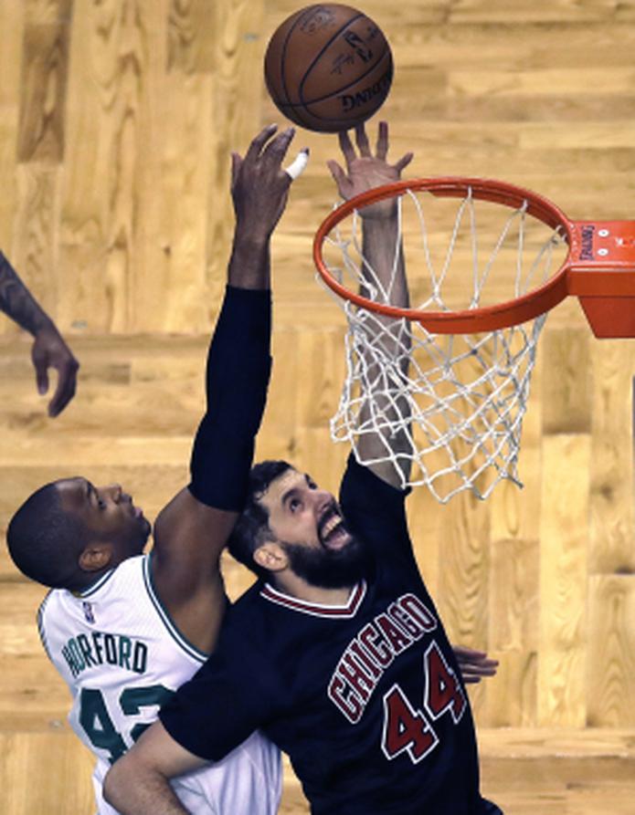 Nikola Mirotic de los Bulls de Chicago, y Al Horford de los Celtics de Boston. (AP / Charles Krupa)