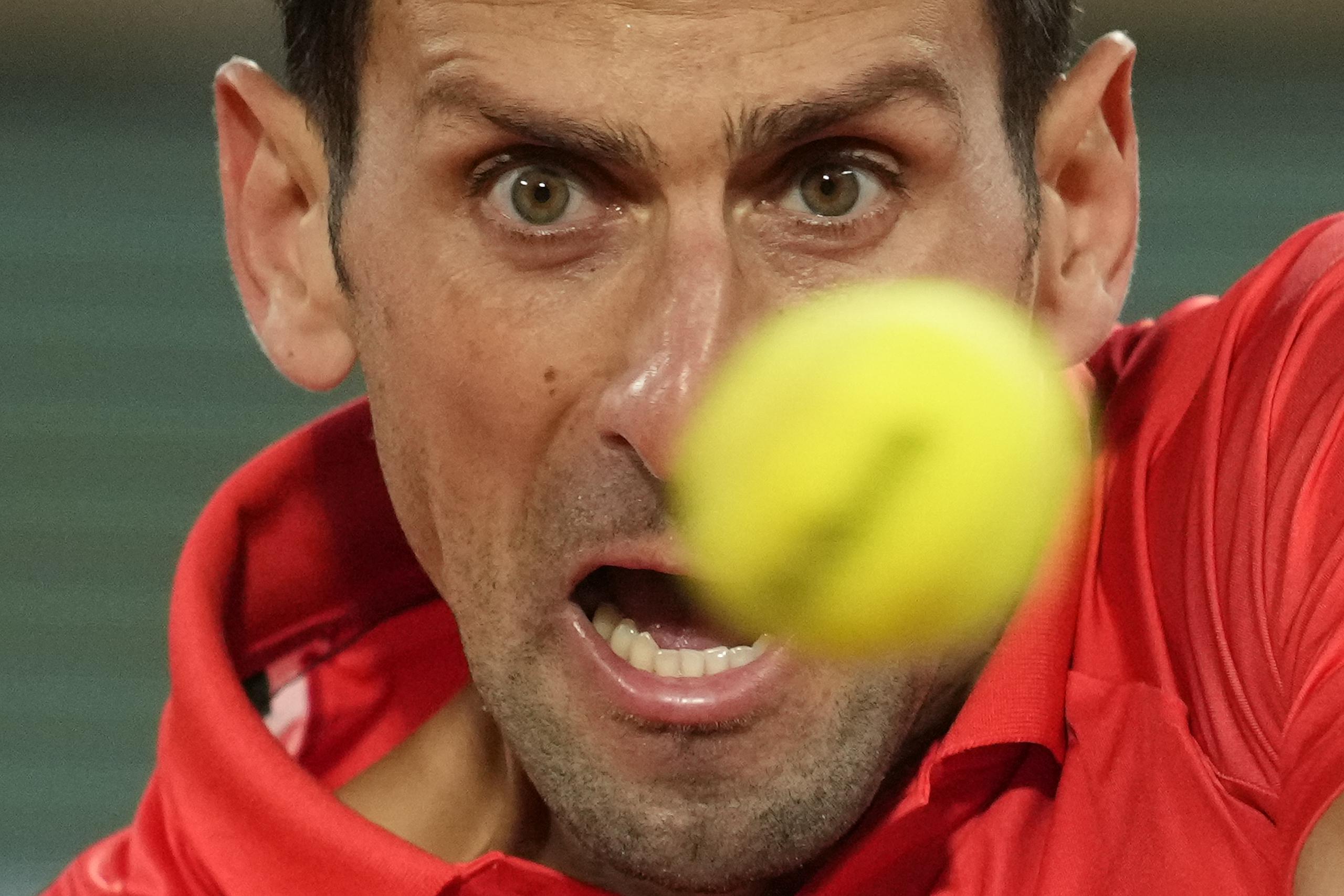 Novak Djokovic realiza una expresión durante la acción del partido.