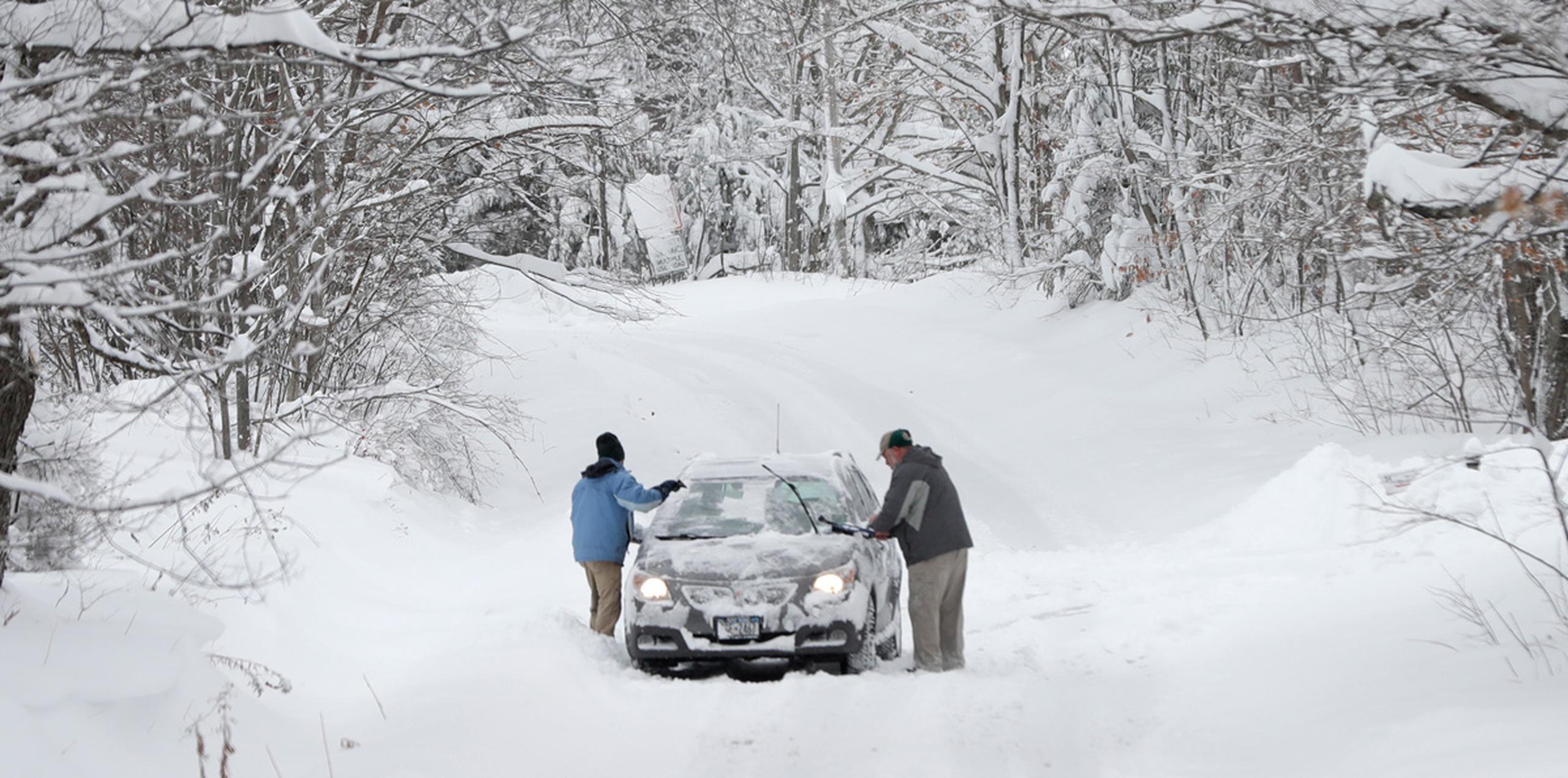 La tormenta que comenzó el fin de semana arrojó hasta 45 centímetros de nieve cerca de Binghamton y Syracuse en Nueva York. (AP)