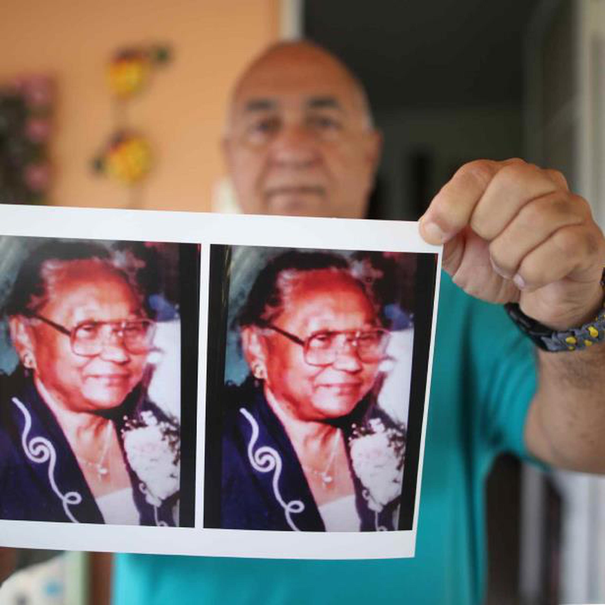 Lester Lugo y su familia dicen poder descansar tranquilos sabiendo que la última voluntad de doña Belén se cumplirá, que era ser cremada.  (juan.martinez@gfrmedia.com)