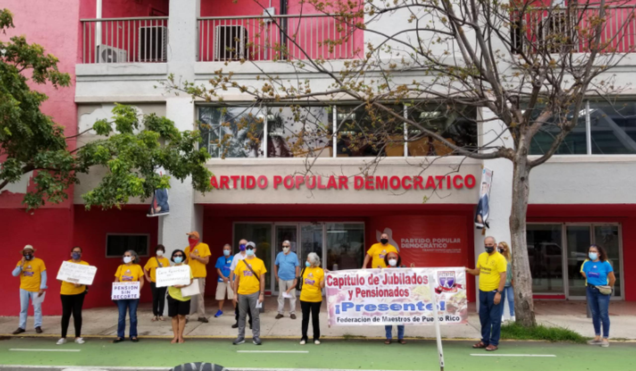 Los jubilados se manifiestan frente a la sede del PPD, en Puerta de Tierra.