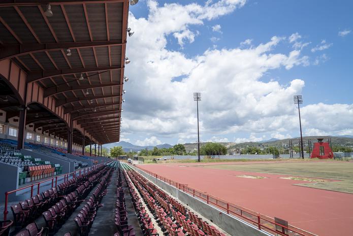 En la foto se puede observar que la pista de atletismo del Estadio Paquito Montaner  ya está instalada. Falta solamente que se pinten las líneas para dividir los carriles de la misma.