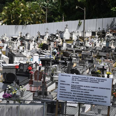 Luto sinfín en el cementerio de Lares: "Esto es un abuso; es horrible"