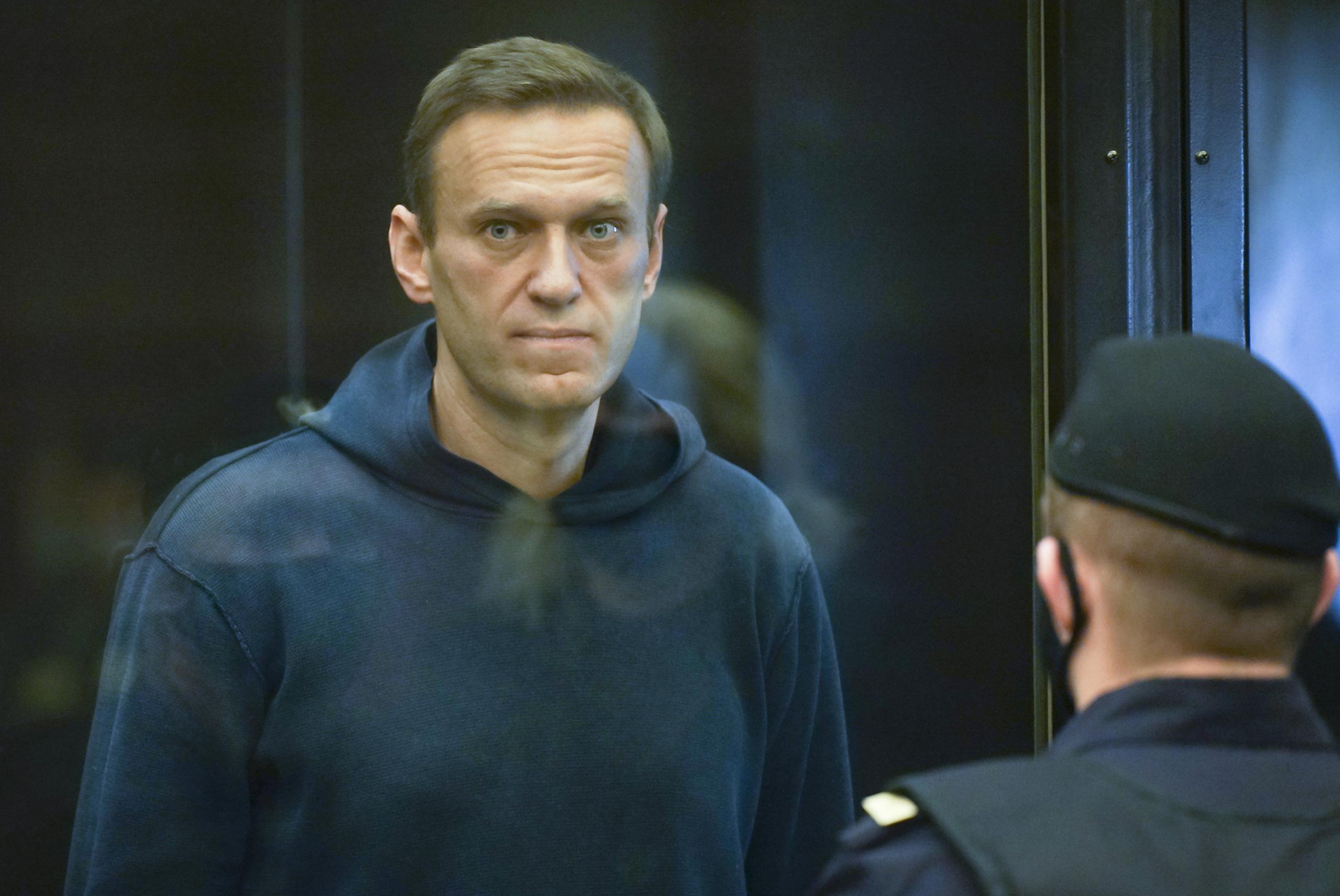 El líder opositor ruso Alexei Navalny, en una celda durante una vista sobre su sentencia suspendida, en Moscú, Rusia.