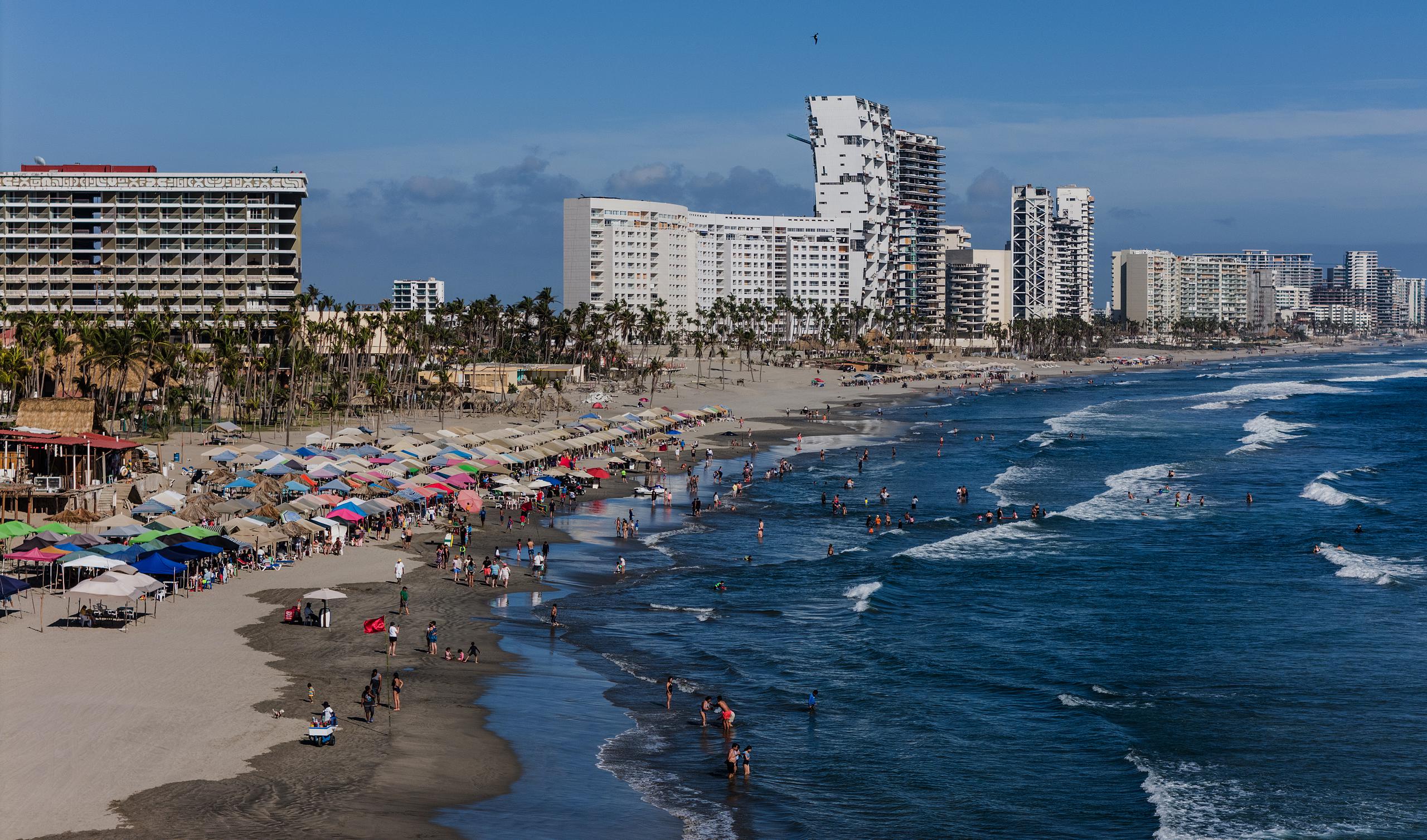 Aérea de bañistas en una playa, el 29 de marzo de 2024, del balneario de Acapulco, en México. (EFE/ David Guzmán)