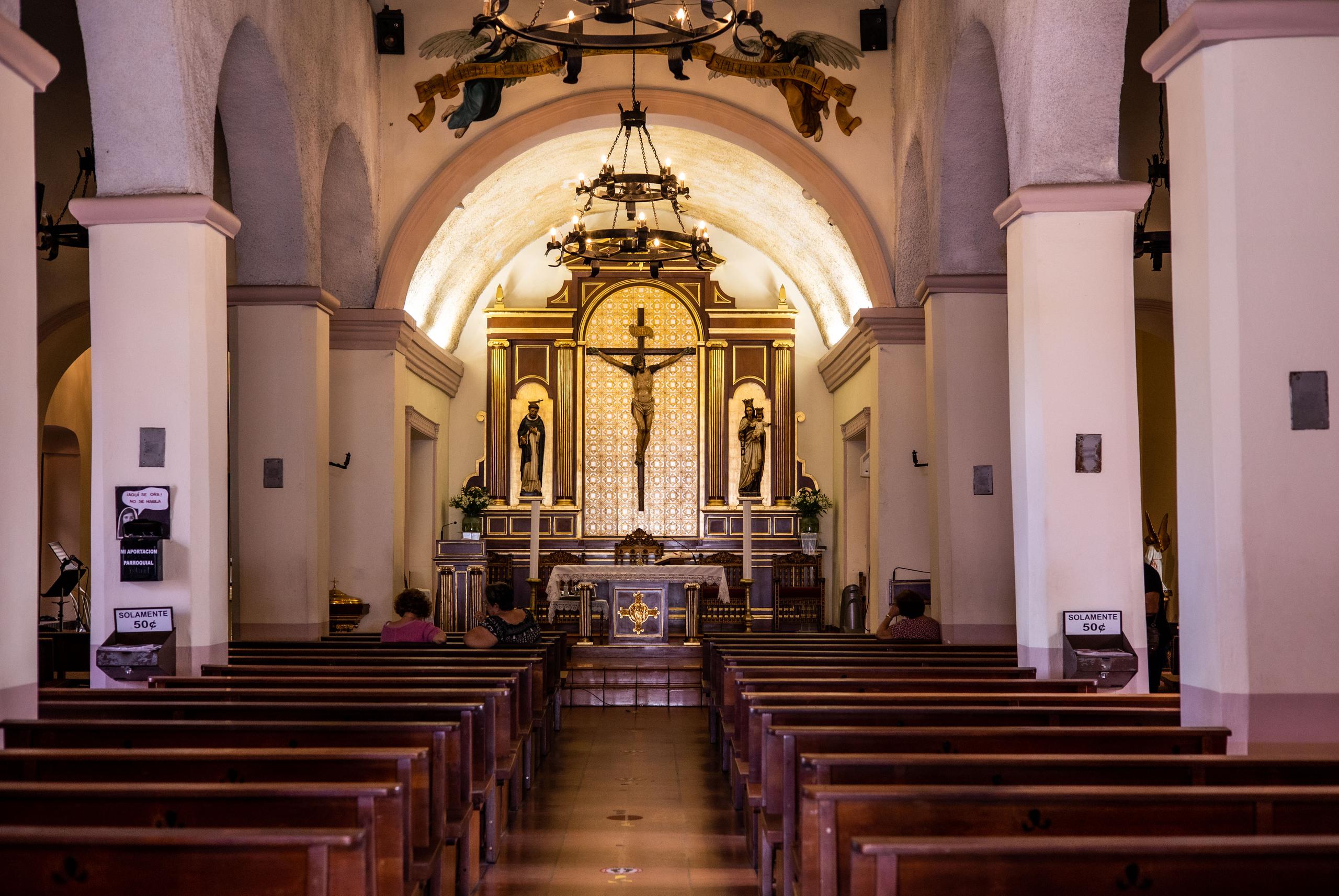 En la parroquia San Pedro Mártir, edificada en 1765, está el Cristo Crucificado, que data de 1918. 