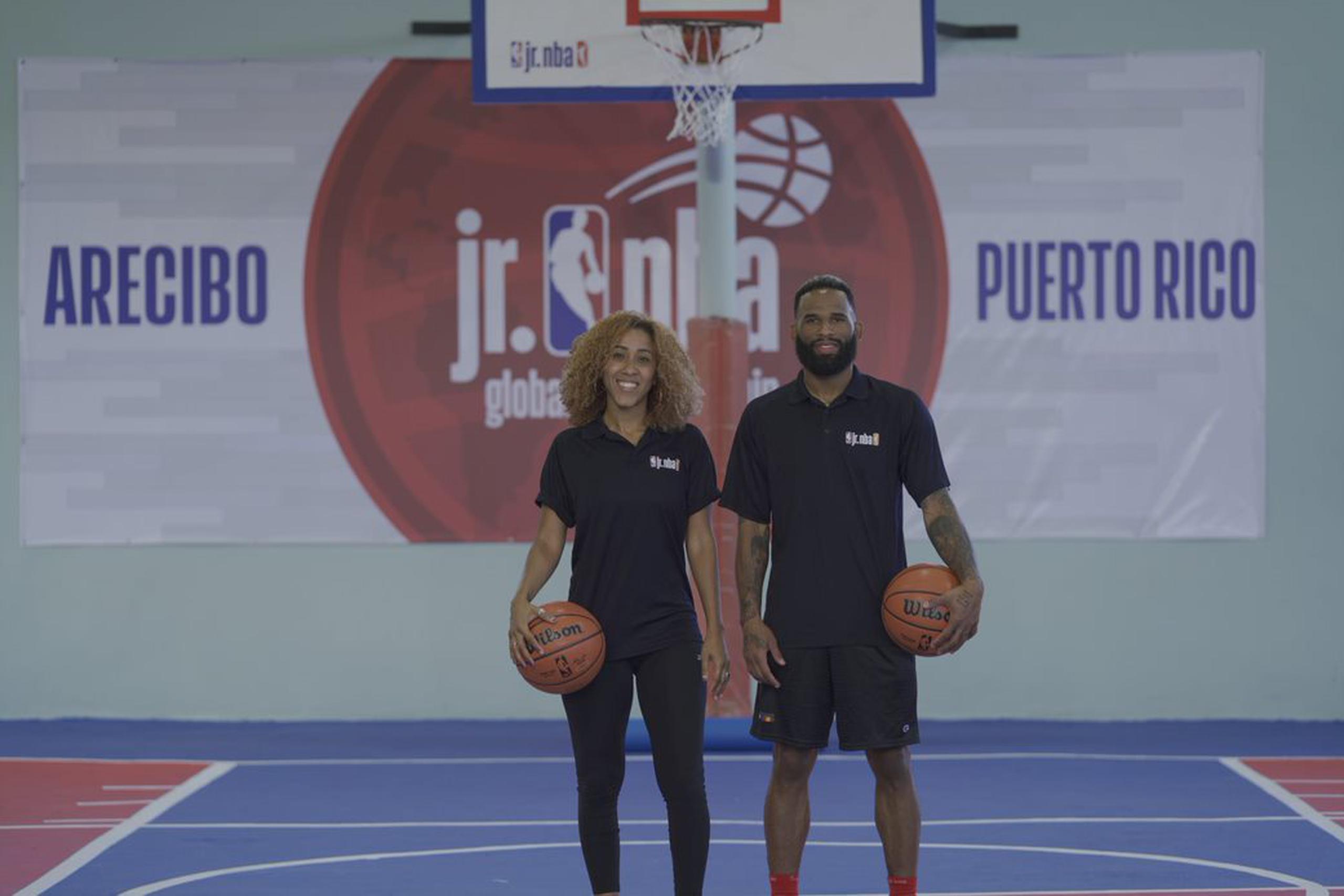 Carla Cortijo y Walter Hodge participaron en la reinauguración de la cancha de Sixto Valentín en Arecibo, la que fue renovada por la NBA.