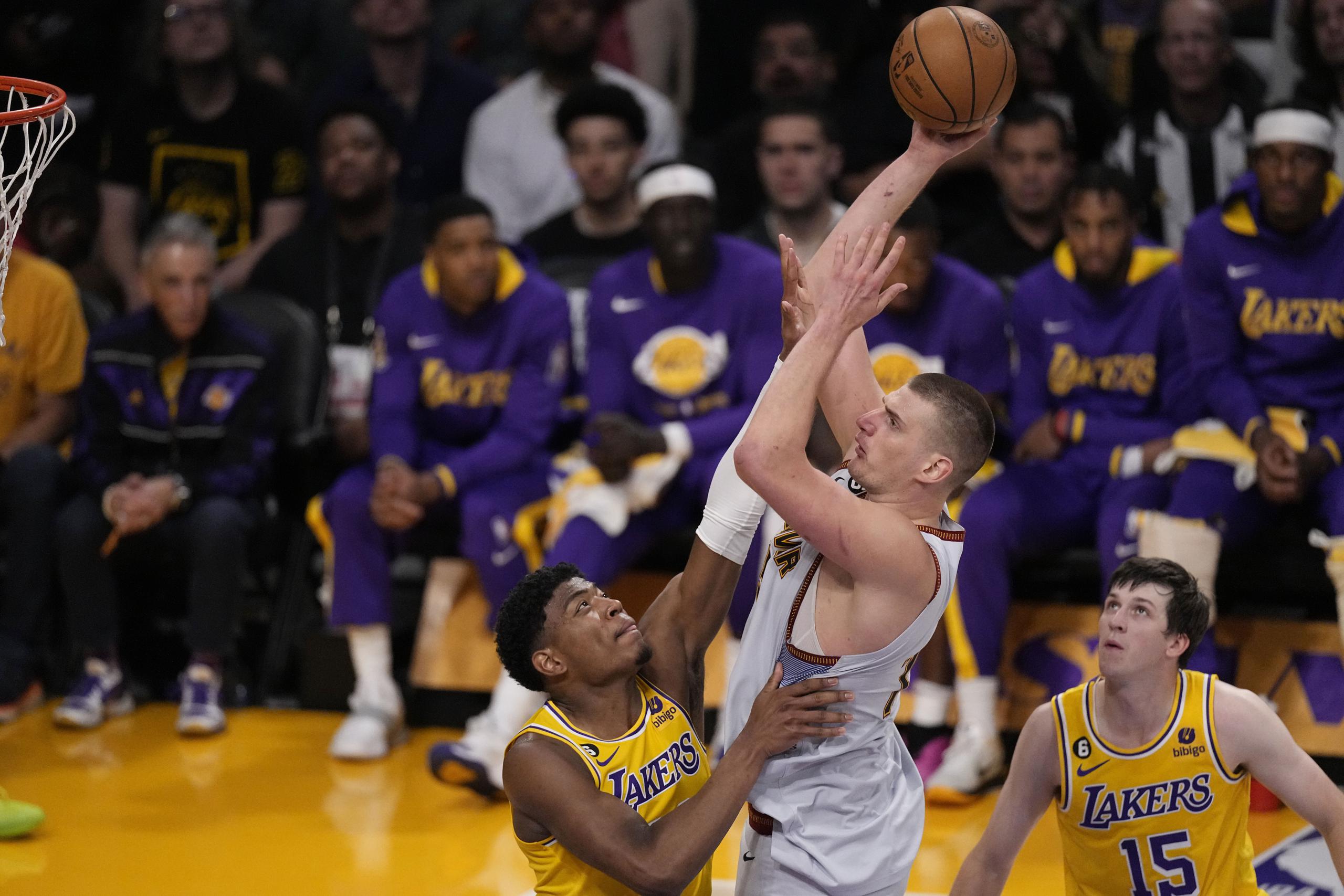 El pívot de los Nuggets de Denver Nikola Jokic lanza el balón sobre Rui Hachimura de los Lakers de Los Ángeles en el juego 4 de las finales de la Conferencia Oeste el lunes 22 de mayo del 2023. (AP Foto/Mark J. Terrill)