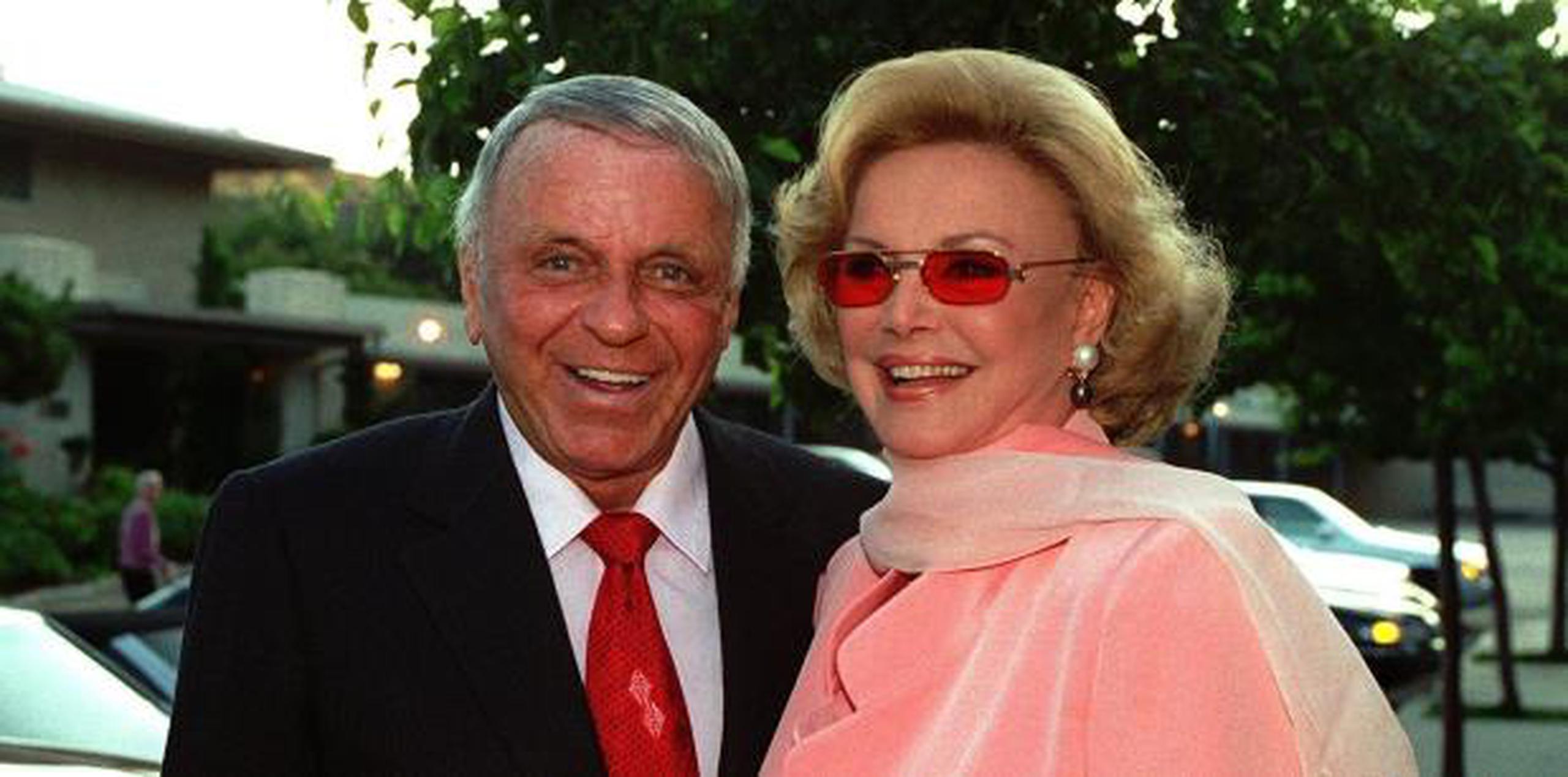 Frank Sinatra y su esposa Barbara el 11 de julio de 1996 en su llegada a la iglesia de Nuestra Señora de Malibú para renovar sus votos matrimoniales en su 20mo aniversario de boda. (AP / Mark J. Terrill)