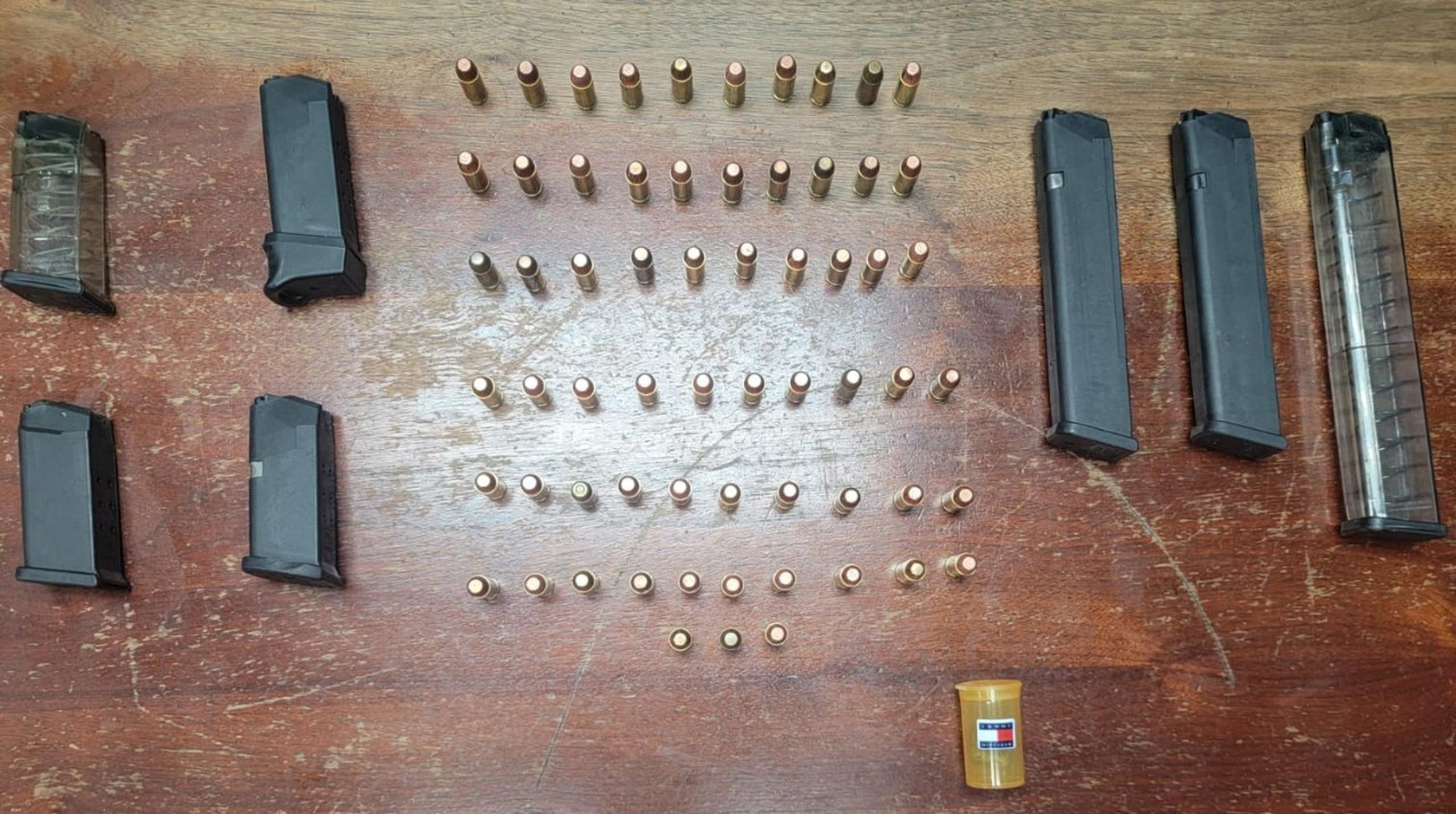 Cargadores y balas ocupadas por el Negociado de la Policía durante una intervención con tres menores en Bayamón.
