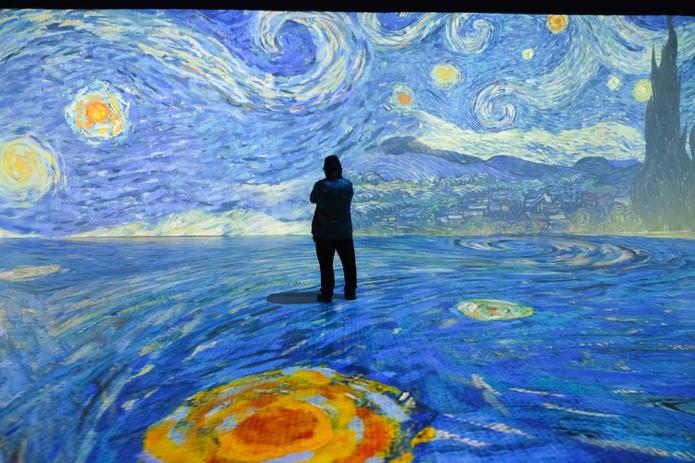 “Beyond Van Gogh: The Immersive Experience” es una experiencia multimedia, que utiliza tecnología de proyección de vanguardia.