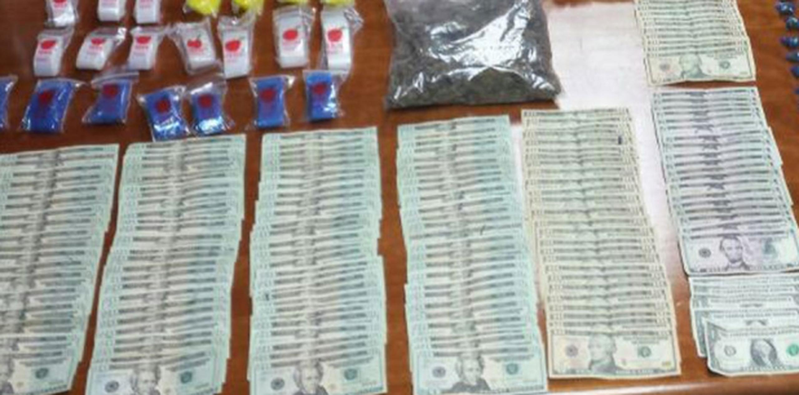 Los agentes ocuparon una pistola , dos cargadores, 165 balas, $2,186, 127 bolsitas con cocaína, 100 cápsulas de crack y material para procesar sustancias. (Archivo)
