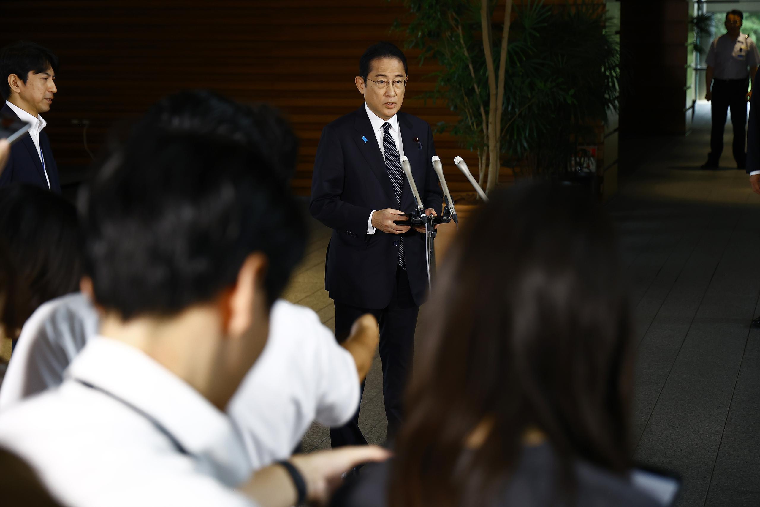 El primer ministro japonés Fumio Kishida responde preguntas de los periodistas el martes 22 de agosto de 2023, en la oficina del premier en Tokio. (Rodrigo Reyes Marín/Foto compartida vía AP)