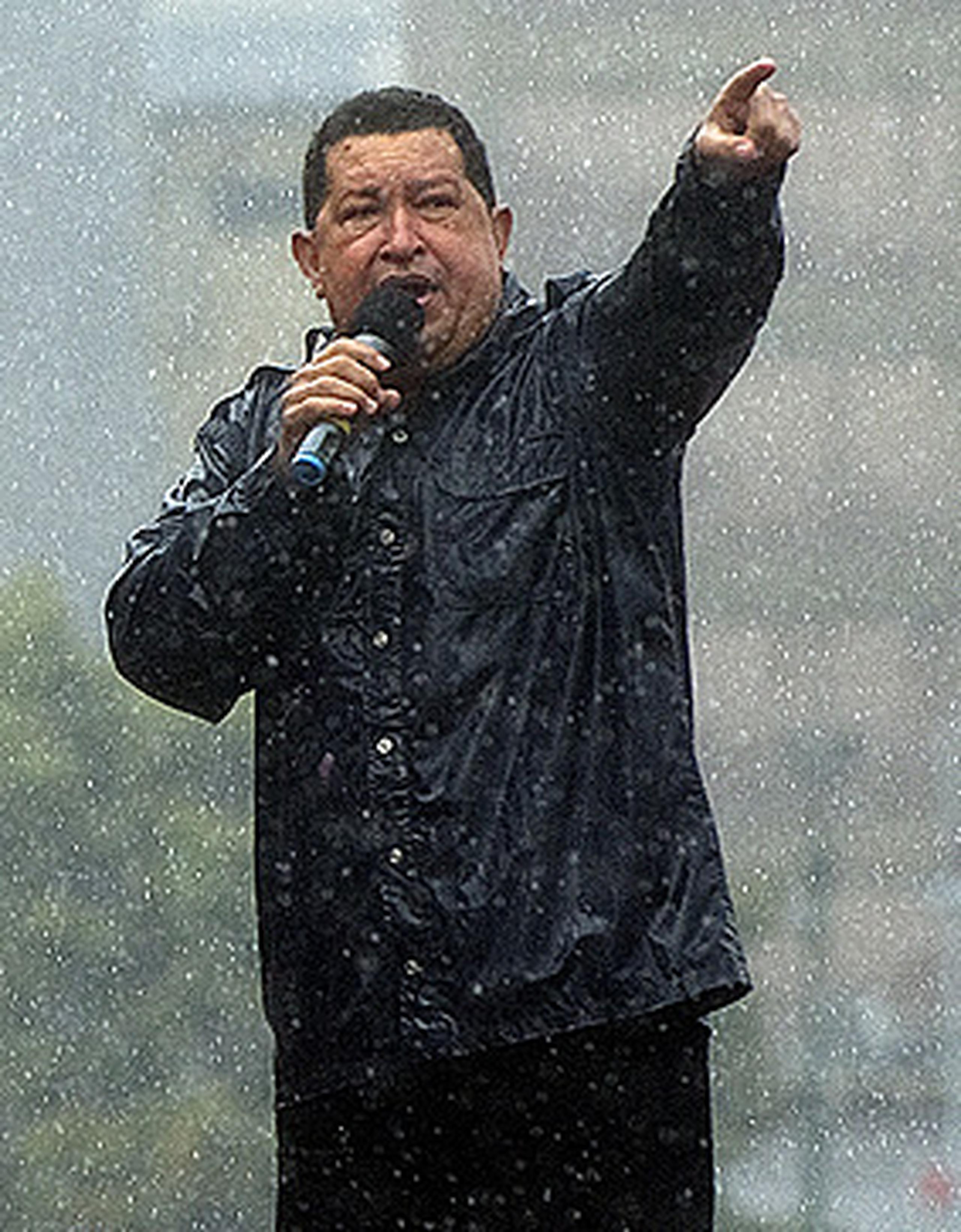 7 de octubre, 2012 - Chávez gana un nuevo período de seis años con 55% de los votos. (AFP)