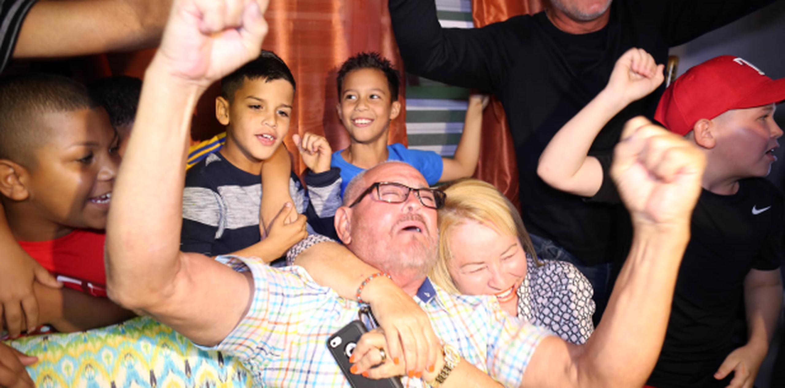 El padre de Iván Rodríguez, Josean, celebra el anuncio con familiares. (Foto/david.villafane@gfrmedia.com)