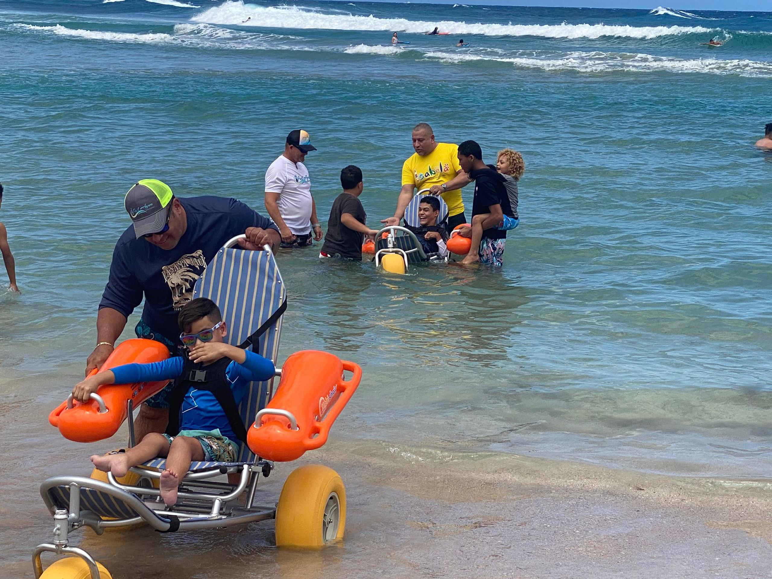 El Municipio de Isabela presentó la iniciativa del Proyecto Pa’l Agua, que busca crear más accesos al mar y las playas para personas con impedimentos, de manera que también puedan disfrutar esas maravillas.
