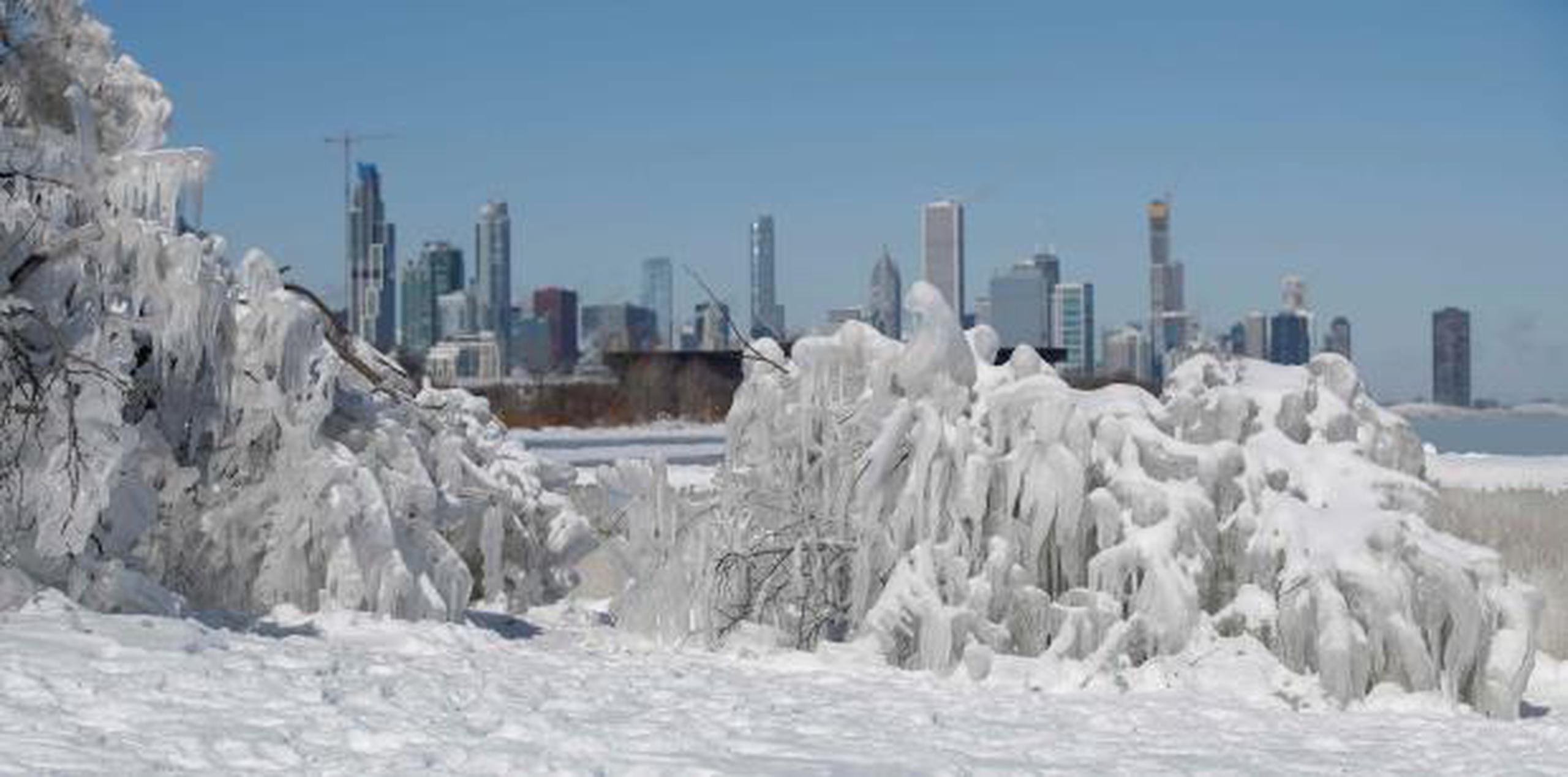 El frío continuaba hoy con registros árticos en Chicago, con un pronóstico de 13 grados Fahrenheit bajo cero durante el día. (EFE)
