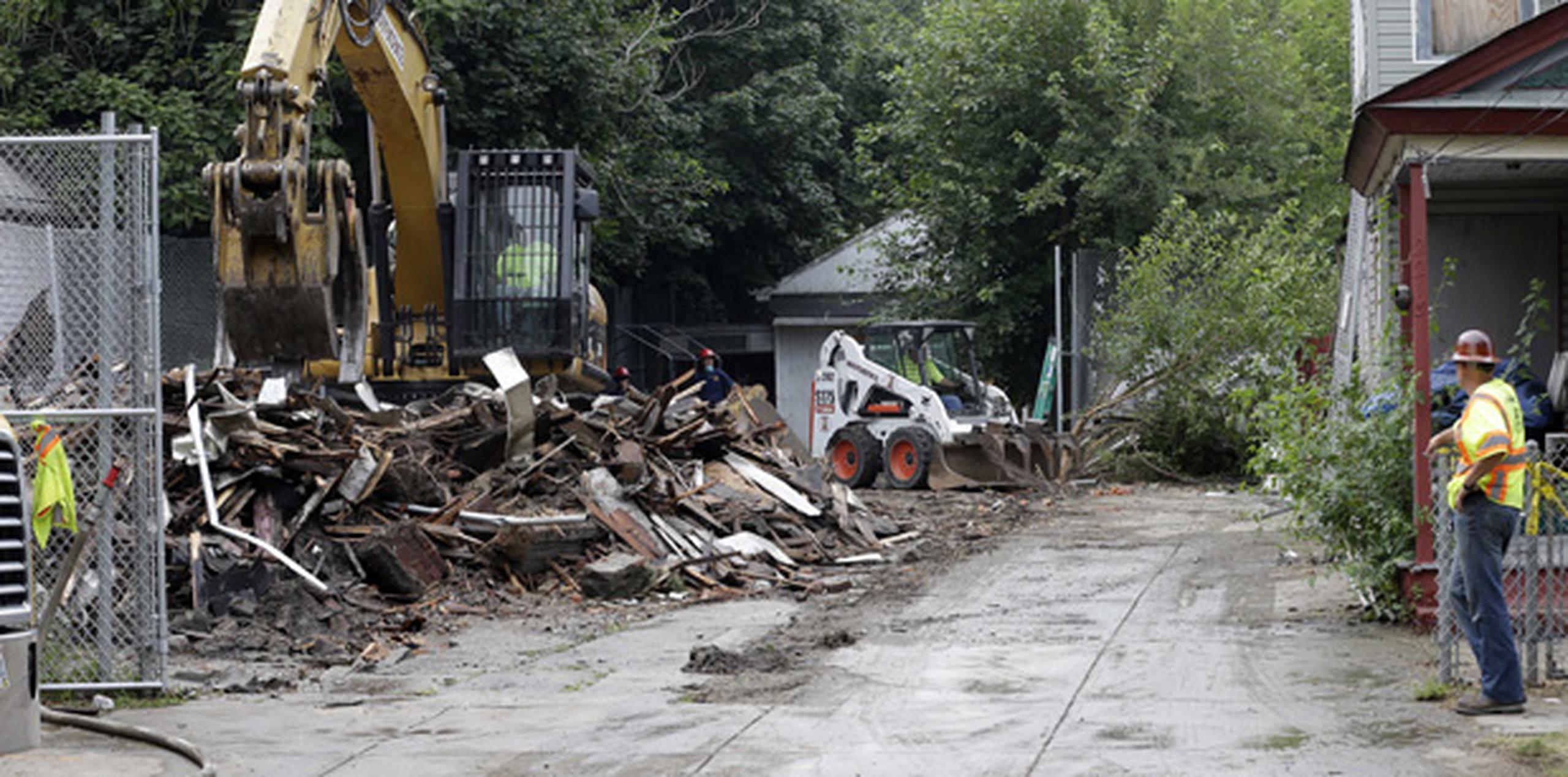 La destrucción de la casa fu parte del acuerdo judicial. (AP Photo/Tony Dejak)