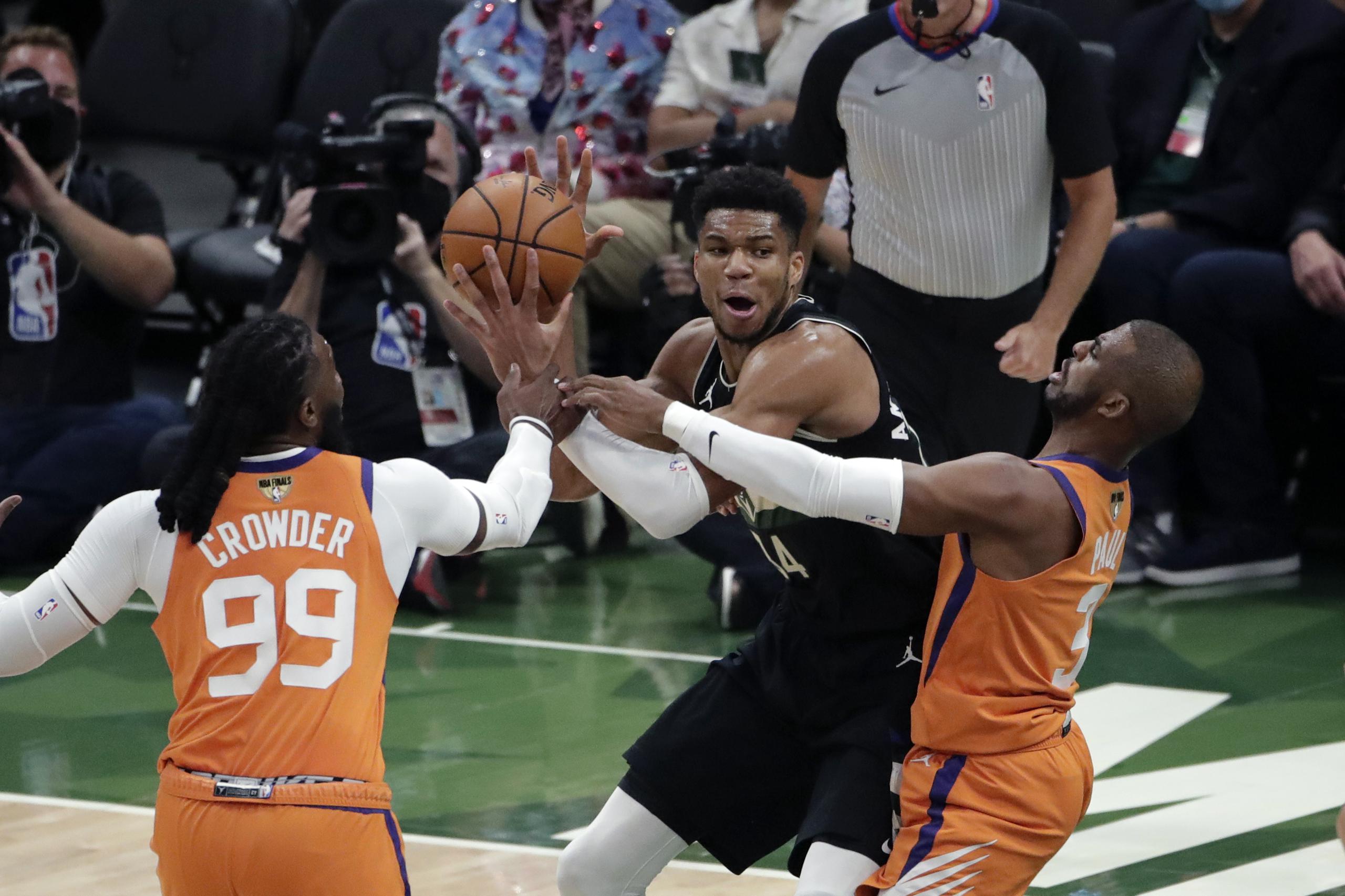 Giannis Antetokounmpo, de los Bucks, es acorralado por la defensa de los Suns en el sexto juego de la final de la NBA.