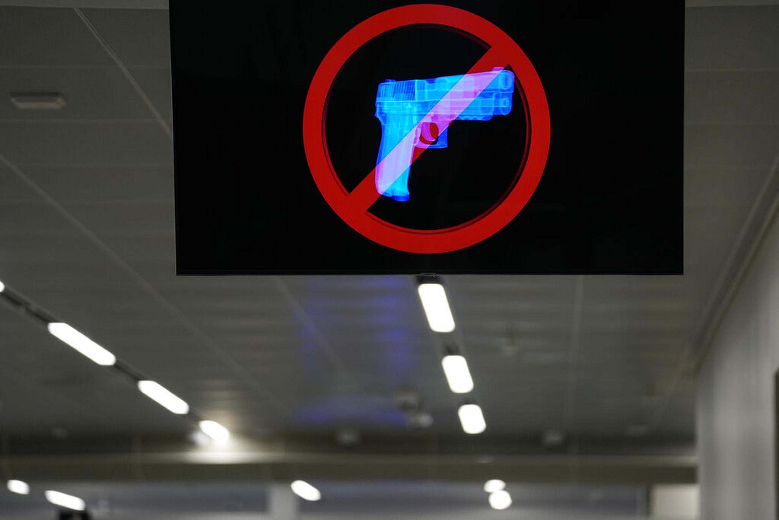 El hallazgo de armas en los aeropuertos puede demorar a otros pasajeros en la fila.