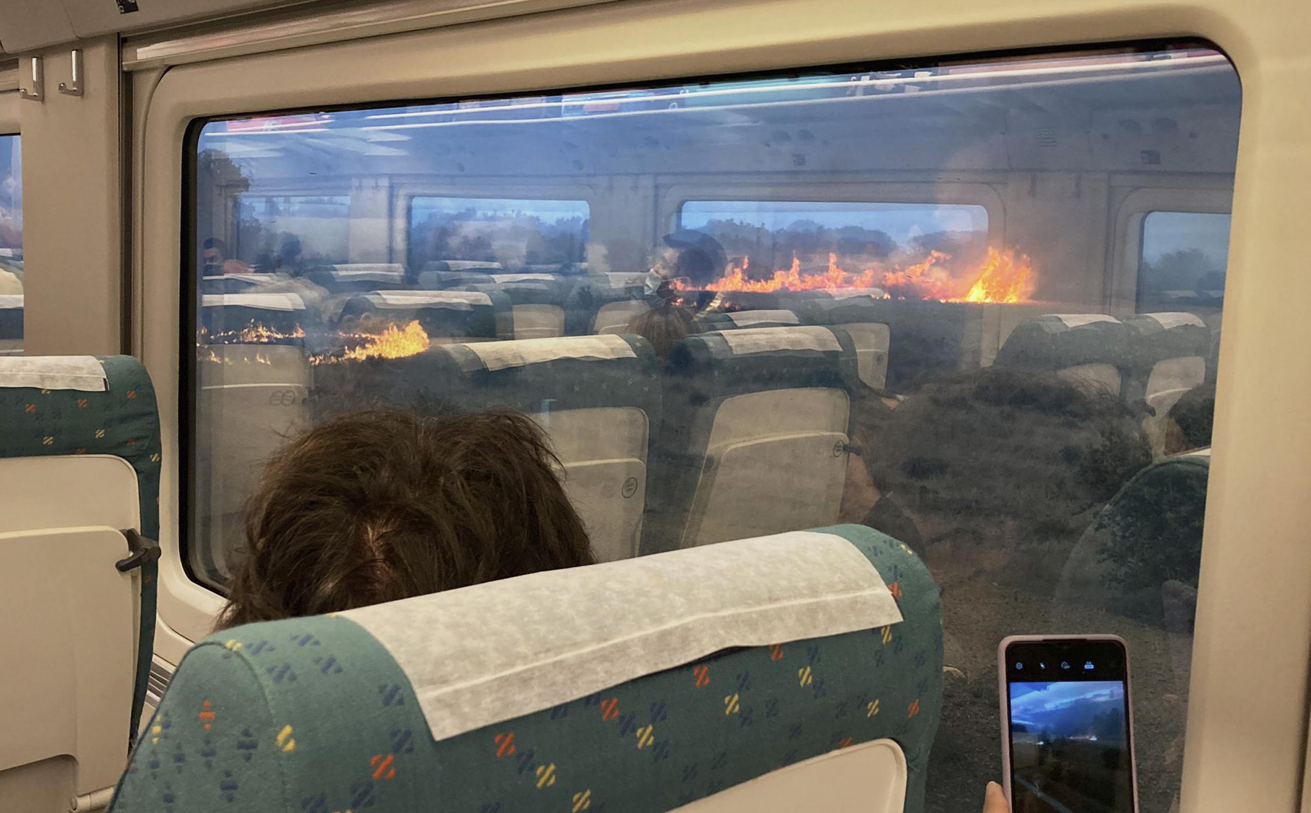 El video de la parada no programada y desconcertante muestra a una docena de pasajeros en el vagón de Seoane alarmados mientras miran por las ventanas.