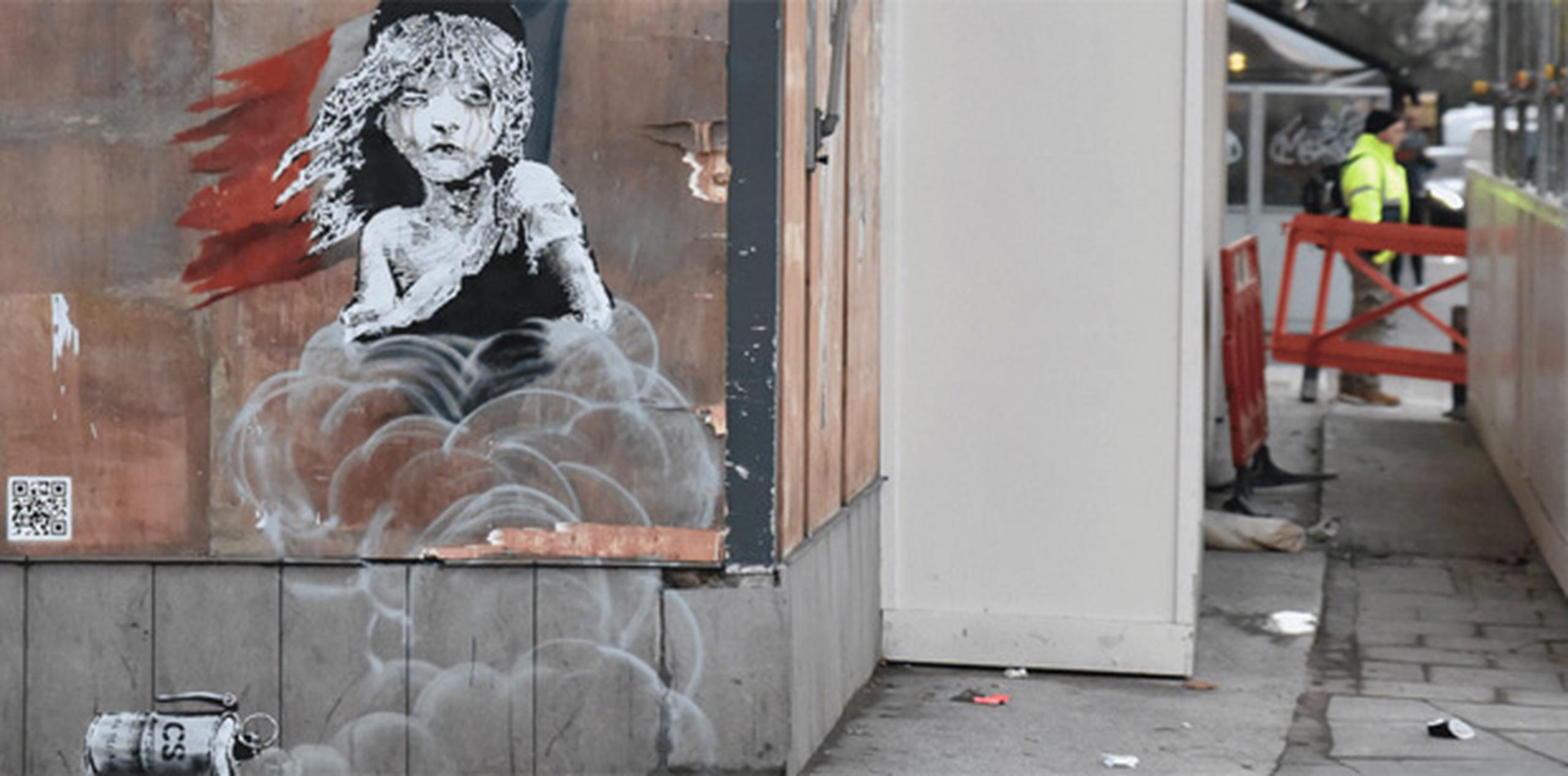 El mural del misterioso grafitero muestra a la niña pequeña que aparece en el musical "Los Miserables" con lágrimas en sus ojos, mientras que, de fondo, se ve una lata del citado gas. (twitter/indyarts)